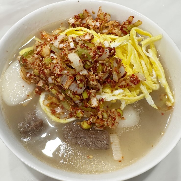 새해니 떡국😋어머님표 고기반 떡반 똑국😻 진짜 쵝오👍
#새해부터계속먹기#떡국#소고기떡국