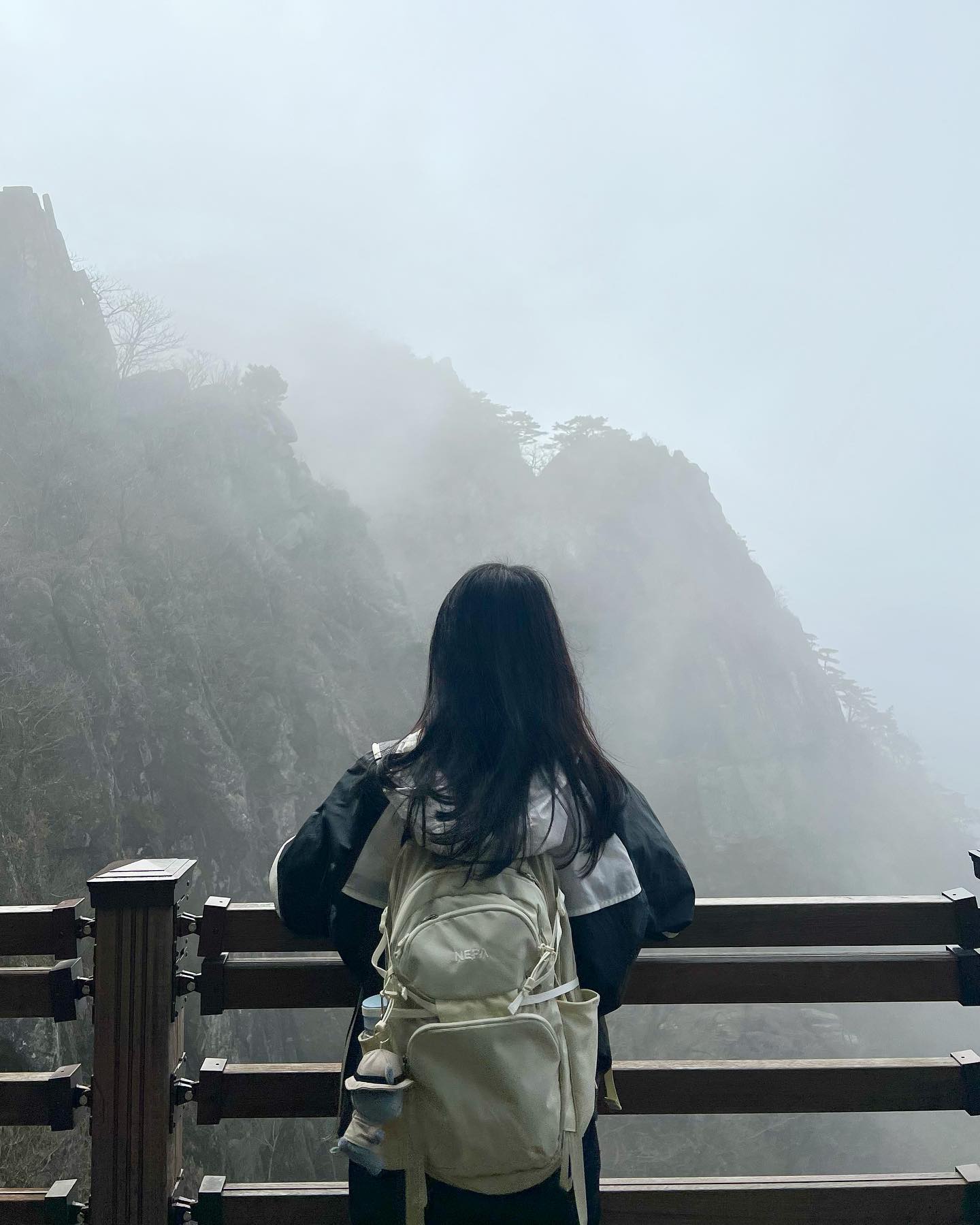 23.3.22 오늘의 운동 : 팔공산 등산

세상에…여기 해발이 높아서 뷰가 이쁘다고 했는데 가는 날이 장날이라고 
곰탕도 이런 곰탕이 없다^_^껄껄 진짜 등산하는데 한 치 앞도 안보였다🥹

거기다 안 그래도 🐻탕이라 칙칙한데 오늘따라 옷도 블랙으로 입었더니 
사진을 보니까 저승사자가 따로 없다 흑흑
또 한 번 깨달았다 등산은 무조건 튀고 밝은 옷을 입어야 한다

더 약오르는건 산을 내려오자마자 날씨가 너무 밝고 이뻐졌다 
어찌나 약오르던지…^_^

최단코스라 운동량은 조금 부족했지만
그래도 이쁜 꽃도보고(산에 내려와서^^)블랙야크 인증도 20개 채웠다 쿄쿄

오늘의 운동 끝~~~~~