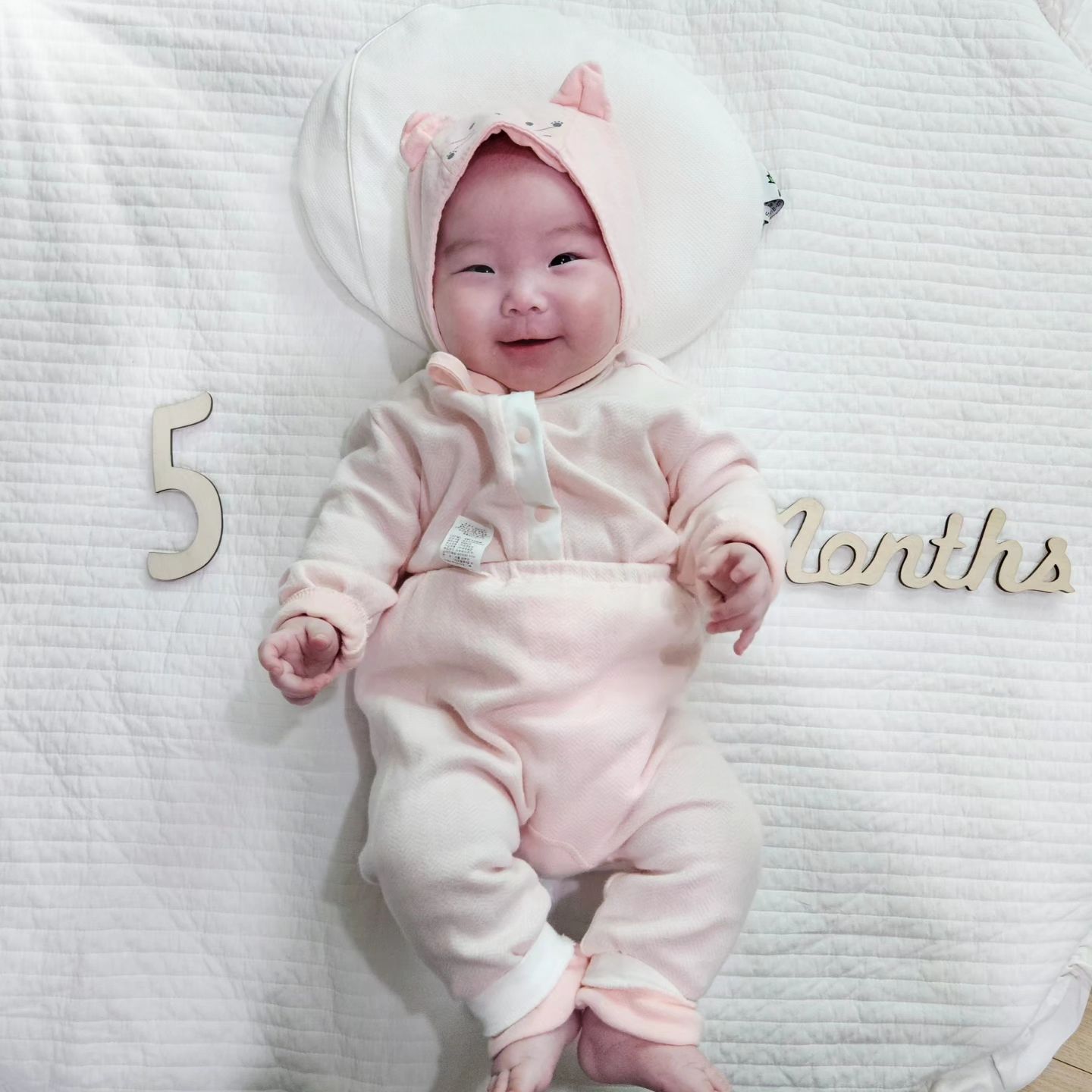 #5개월아기 #토끼띠아기 #셀프촬영 #육아스타그램 #핑크공주 

11월11일에 5개월이였는데 이제야 올려요ㅎㅎ핑크가 잘 어울려서 핑크옷 입혔는데 맘에드네요😊
요즘 목청도 커지고 웃음도 많아져 아기와 놀다보면 시간가는줄 모르겠더라구요♡ 하루가 다르게 크고있는 우리 아기 모습 잘 찍어놔야겠어요🩷

5개월 축하해 내아가😍

베개 ninopillow_official
치발기 simtong_official