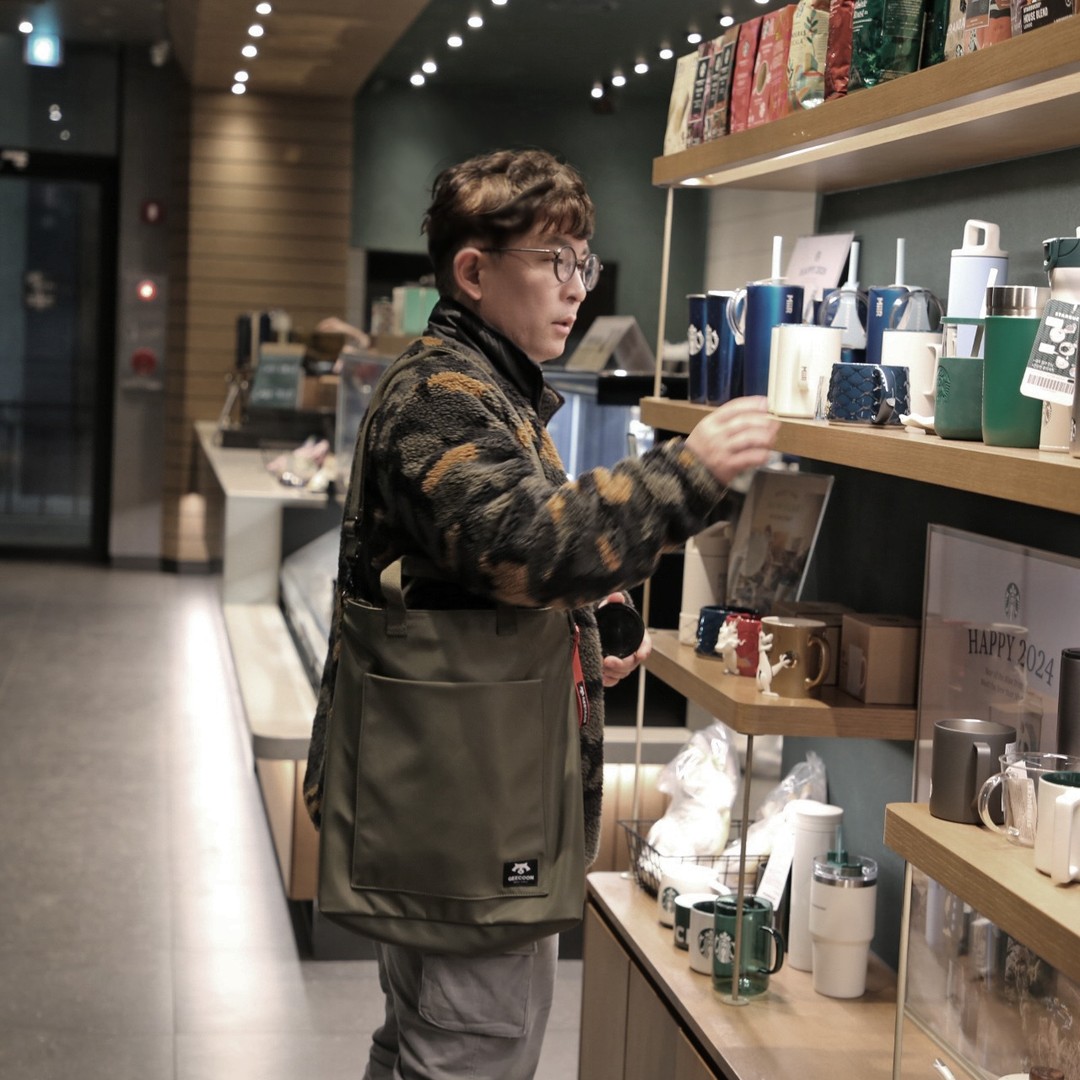 #숄더백추천

간만에 마음에 드는 숄더백 발견.
요즘 왜 이리 카키색 계열이 예쁘지..

패션아이템으로도 좋은. 예쁜 빅포켓 숄더백.
23년 GEECOON FW 신상이라니 이쁘다. 

#가방 #남자가방 #숄더백 #태블릿가방 #노트북가방 #남성가방