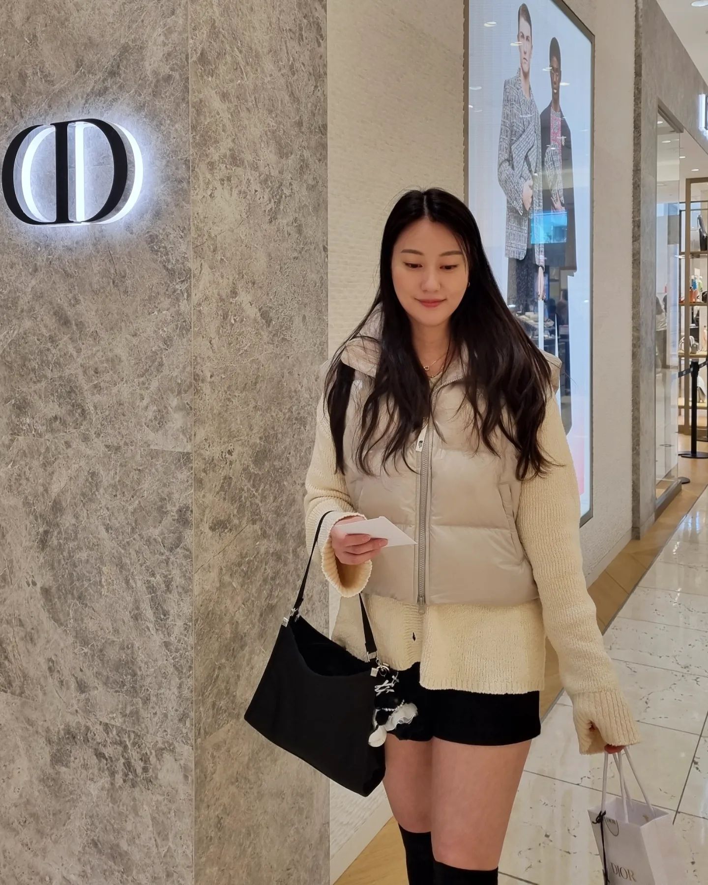 🏷𝙏𝙤 𝘿𝙖𝙮 _𝐎𝐎𝐓𝐃 ✷

.
.

쨔쟌🩷
컴백하고 첫 델리룩은
후쿠오카 여행룩 입니당 😃
이와타야 백화점 꼼데매장
대기가 200명.. 너무한거 아니오?
.
.
.
#데일리룩 #후쿠오카 #여행룩
#캐쥬얼 #일상
#데일리룩 #출근룩 
#직장인룩 #OOTD 
#바람막이 #가을룩북
#뉴발란스 #이미스 
#아뜨랑스 #미니호보백 #노스페이스 
#디올 #꼼데가르송 #이와타야백화점 
#텐진