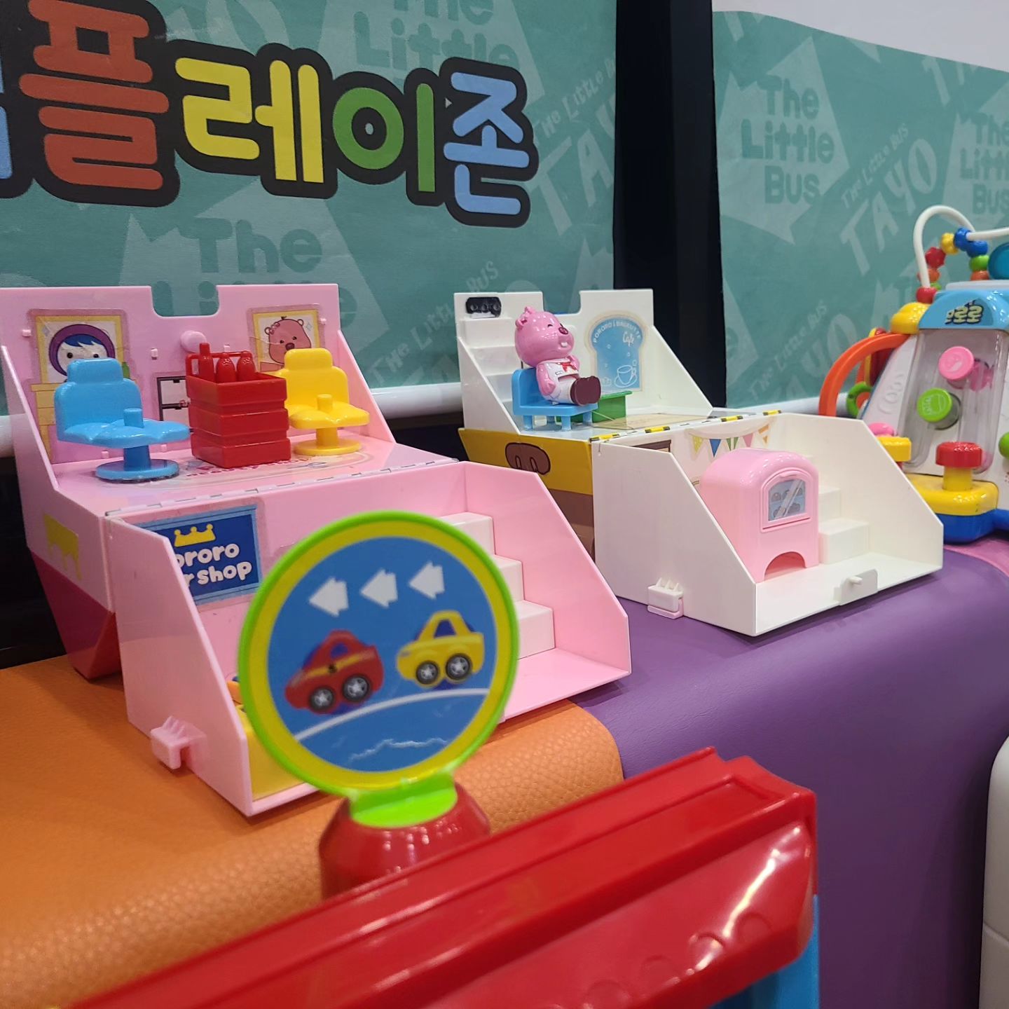 이걸 두찌가 너무 좋아해서 
크리스마스 선물로
사주고 싶은데
이름을 모르겠어요 ㅠㅠ
세트 같은데..
아시는 분 답변 부탁드립니다 ㅠㅠ
.
.
.
iconix__official 
iconix_family 
#아이코닉스 관리자님 
이거 보심 알려주세용