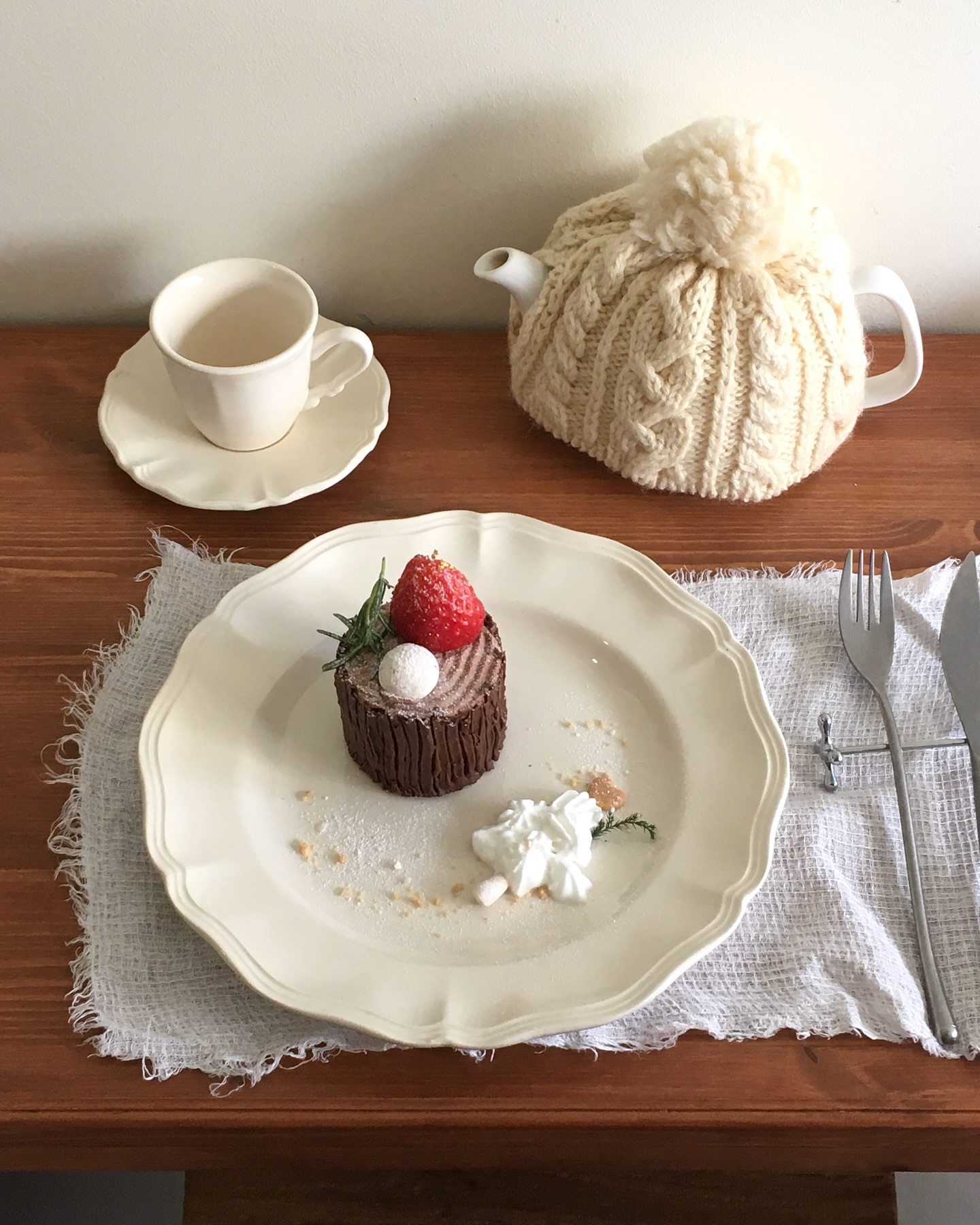 크리스마스에 먹고 싶었던 헤이즐넛초코나무 .. 초코랑 헤이즐넛 맛이 느껴지는 비율이 너무 좋았다 🪵🍫 웨딩 임페리얼이 초코와 카라멜 향이 나는 홍차라 디저트랑 잘 어울렸다. 최근 마신 커피, 차 통틀어 제일 맛있었던 음료. 딸기 쇼트케이크도 시트가 촉촉하고 부드러워서 좋았다.🍓 

+내가 오빠한테 준 크리스마스 엽서 오빠가 올아워스에 깜박하고 두고 왔는데 사장님이 내용 보지 않고 바로 포장해서 보관 중이셨던.. 더 멋진 엽서가 되서 돌아왔다. 여기 케이크가 섬세하고 센스 있는 데는 이유가 있다.
집에 와서 열어보니 고양이 쿠키도 넣어주신🐈

#올아워스