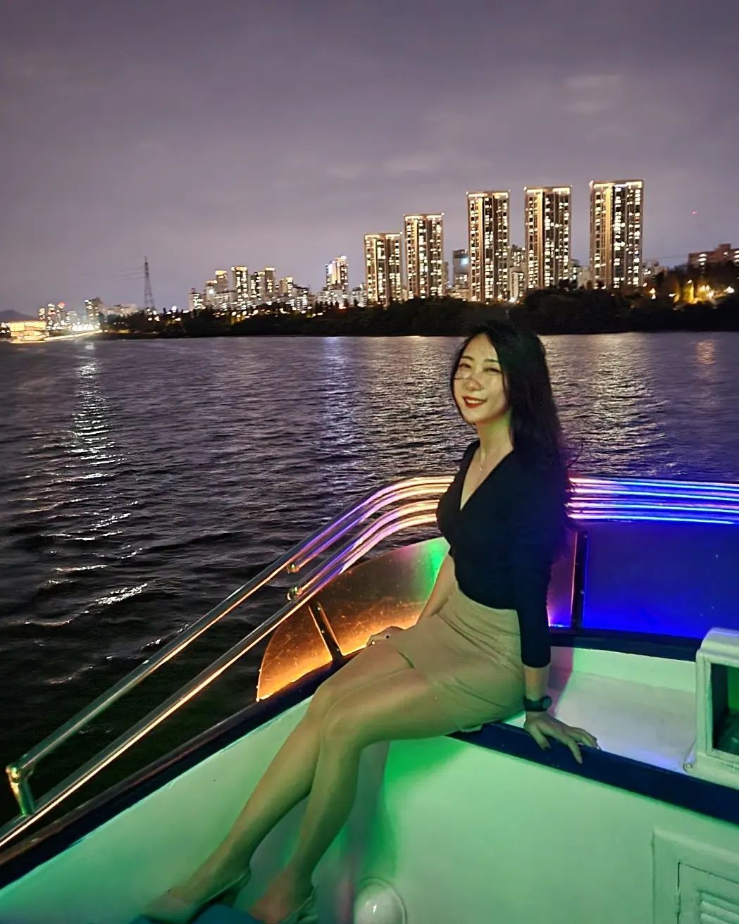 한강에서 즐기는 야간 요트파티💕

빠지 사장님께서
일년간 잘 놀았다고 통크게 요트를 빌리셔서 
즐건 시간 보내다 왔습니다🤭

날이 아무리 따뜻하다해도
11월 밤바람은 차갑더라구요
롱패딩 챙긴 나 자신, 칭찬해 ㅋㅋ
사진 찍을때만 후다닥 벗고 내내 입고있었습니다 ㅋㅋㅋㅋㅋㅋ

밤에 한강의 여러 다리를 지나며
좋은 음악과 함께 야경 즐기다보니
이것이 신선놀음인가 싶더라구요😆

하지만...
일요일밤...😭
이제 현실로 복귀해야하는 시간 ㅠㅠ
월요일 싫습니다 ㅠㅠㅠ끄아아앙 ㅠㅠ

그래도 힘내보자구요
꿀처럼 단 잠 주무시고 힘찬 월요일 되시길🙏

*그나저나 회원복 처음으로 입어봤어요 ㅋㅋ
으으 앞으론 가방 잘 챙겨야지 ㅠㅠ