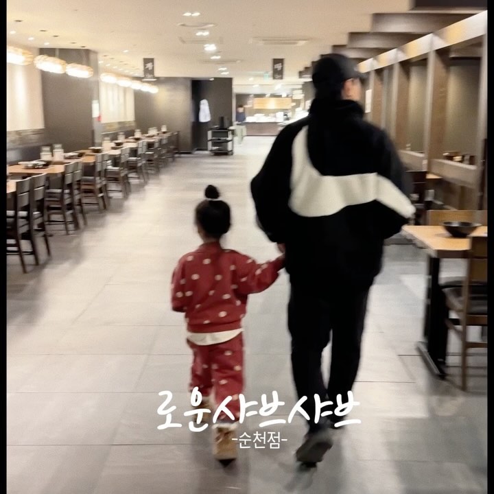 #협찬 #로운샤브샤브 
 
저번주 내내 장탈이나서 못먹은 첫찌딸 데리고 맛집 댕겨왔음:)
아이부터 어른들까지 다 좋아할만 가족외식장소로 딱인 #샤브샤브맛집 소개합니다!

입장하자마자 키오스크로 선결제 주문하고, 자리에 찾아가기!
육수부터 골라서 가지고 와요, 내 픽은 NEW#칼칼소고기육수 시원하고 개운칼칼

무제한 소고기부터 30여종 샐러드바, 신선한 야채 50여종, 토핑, 디저트까지 에피타이저, 식사, 디저트까지 맘껏 즐겼다는! 
가성비 최고🫶🏻

이번 봄, 로운 신메뉴는 향긋한 미나리! 미나리 메뉴가 출시되었다고 해서 미나리를 마음껏 먹고왔지요😍
나의 원픽은 미나리 육회,미나리 볶음밥,허니강정,타코야끼,중화풍생선찜, 로운 가시면 꼭 드셔보시길🙏🏻

참고사항! 샐러드바는 평일 점심과 저녁이 차이가 나요,
육회는 점심엔 없슴다… 평일 점심보다는 평일 저녁이나 주말에 맛있믄게 많겠죠? 

📌 전남 순천시 조례동 758 NC백화점 별관 지하1층
-매일 11:00~21:00(라스트오더19:55)
-평일 런치(10:30~17:00) 19,900원 
-저녁주말공휴일 25,900원 
  초등학생 12,900원, 미취학생 7,900원(36개월미만 무료)
📞0507.1344.5326
🚙nc백화점 주차장 무료이용 가능

다양한 소식과 이벤트정보는 
loun_official 팔로 하시고 확인하세요!

#순천맛집 #샤브샤브무한리필 #소고기무한리필 #샤브샤브맛집 #미나리샤브 #미나리맛집 #샤브샤브뷔페