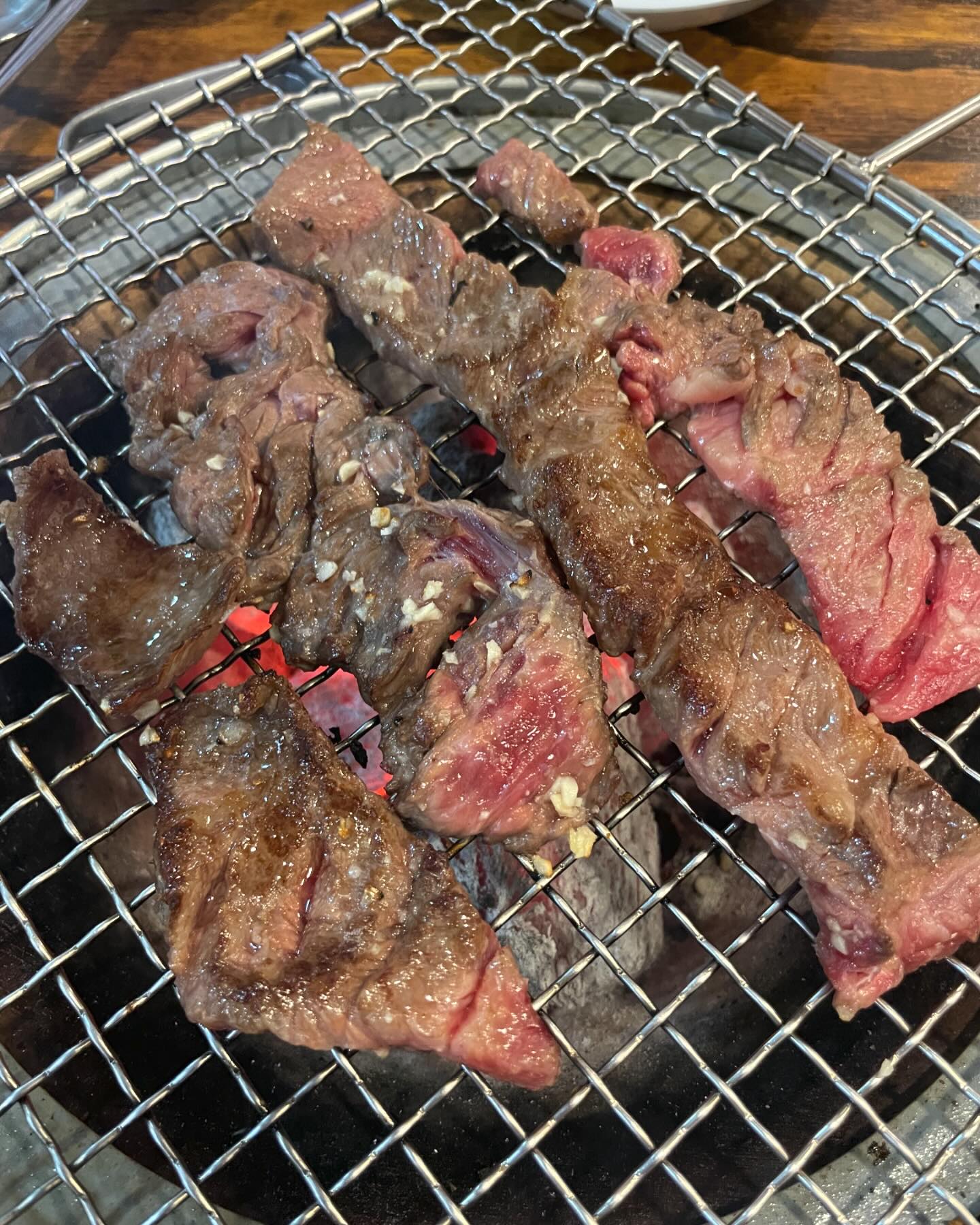 안동하면 안동갈비🥩
.
📍구서울갈비

기본 3인분 주문 필수
생갈비 맛있어서 매년 한번씩은 꼭 들르는 곳인데
무조건 3인분 주문하라니 기분이 안좋음😔
.
그래도 3인분 주문 후 나온 김치찜이 맛있어서 인정!
.
#안동갈비 #안동여행 #안동맛집 #안동구서울갈비 #구서울갈비 #토요일은밥이좋아 #주말스타그램