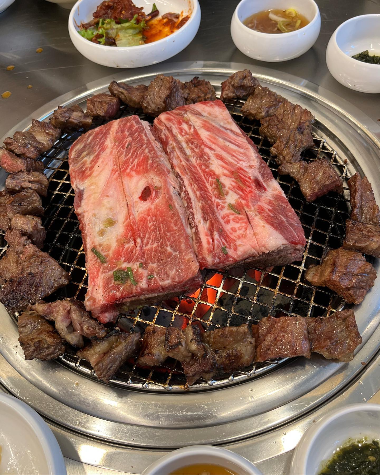 서울대 입구역 갈비 맛집🍖 #청기와타운

🌱메뉴
수원왕갈비: 25,000
수원양념갈비: 23,000 
물냉면: 6,000
무생채볶음밥: 11,000

📍위치
서울 관악구 남부순환로 1838 1층

#청기와타운 #청기와타운서울대점 #서울대입구역 #서울대입구역맛집 #먹스타 #맛집 #맛집탐방 #선팔맞팔환영 #선팔하면맞팔