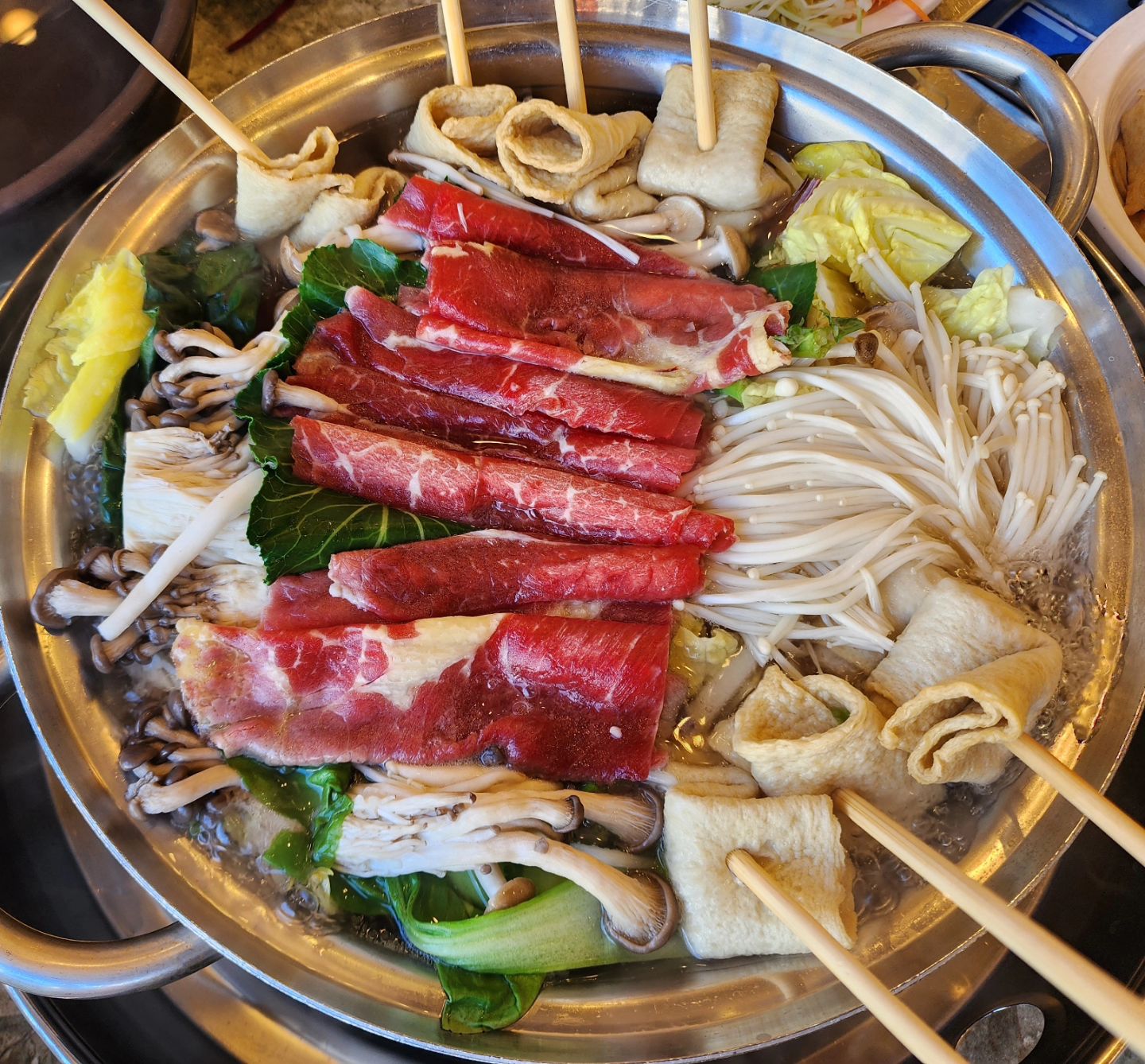 하도 자주와서
사진 안 찍으려했는데
색감이 역대급으로 예쁘노😍

안 찍을 수 읎네〰️

월남쌈, 샤브샤브
맘껏 먹을 수 있는 곳

점심특선 1인 13900원

#문덕샤브향
#문덕샤브샤브
#포항샤브샤브맛집