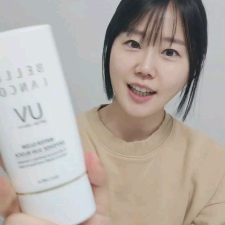 드디어 내일 톤업 선크림 공구입니다
오랜기간 제품 테스트하면서 지켜봤는데
정말 정성과 노력이 들어있는 제품이라고
생각이 되었어요!

저 믿고 구매하시는 분들은 후회없는
제품 선택이라고 말할 수 있어요❗️

승무원 선크림이란 별칭으로 불리면서
비행하는 언니들의 필수템이고

별도의 마케팅과 비용없이
"면세점"에서 먼저 입점 제안이
들어와 입점되었고
국내 신세계 강남, 명동점 면세점에서
인기템으로 판매되고 있어요❤️

내일부터 3일간 공구가 진행됩니다
프로필에 있는 링크에서 구매 가능하고
2개 이상 구매하시는 분들은 제 사비로
배송비 쏠게요👉✨️

그리고 선착순 2명은 +1 선크림 한 개
선물로 드립니다 🎁
완전 핵이득이쥬⁉️😝🙌

하이라이트에 있는 톤업선크림 내용
확인해주시고 스토리 알람설정
꼭 해주세용

➰️이런 분들이 사용하시면 좋아요
1) 선크림 바르고 화장하면 밀려서 
그냥 사용 안하시는 분
2) 톤업선크림 써봤는데 피부 탁해지고
강시되는 분
3) 선크림을 너무 듬뿍 발라야해서
귀찮았던 분
4) 피부가 건조해서 화장하면 잘뜨는 분
5) 피부가 잘상하고 피부 개선하고 싶은 분

✅️ 이벤트 :
1) 선착순 1 + 1 이벤트
2) 2개이상 구매시 무료배송 ✈️

✅️ 일정 :
2.1(목) 0시~2.3(토) 자정

✅️ 가격 :  42,000원 👉 34,000원 

🛩 배송일정
평일 오후 2시 이전 주문 : 당일배송
(제주, 도서산간지역 제외 배송
다음날 수령)