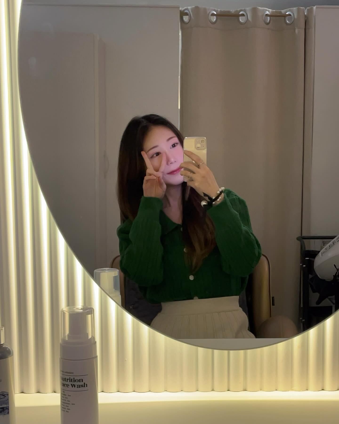 #광고 #이벤트

2년전에 탈색을 단기간에 3~4번 하고 머릿결, 두피 아작나서
걱정되는 마음에 셀비오에 방문했댜

원장님께서 엄청청 친절하게 상담도 해주시고, 질문도 하나하나 자세하게 대답해주셨따✨
상담받으면서 나의 두피타입에 맞는 맞춤형 관리법도 자세히 알려주셨다 원장님 왕친절..🫶🏻
쨋든 사실 이렇게 까지 심각할지 몰랐는데, 
원장님 말씀 들으면서 두피에 더더더더 신경써야 겠다는 생각이 들었구요ㅜㅜ🥲

모낭복원관리를 추천해주셨고, 관리받으면서 간만에 힐링함ㅜ 넘 편했고 의자도 따숩고 노곤노곤🤤
스케일링, 마사지도 전부 꼼꼼하고 시원하게 해주셨다 체고..!👍🏻👍🏻

Before & after 사진 위치가 요상한데 아래가 관리전이고 위가 관리후..!
저 각질비듬같은건 밀가루 많이먹어서 그렇다고 하셨다.. 
하지만 저는 365일중에 365일 밀가루를 먹는걸요 ㅜㅜ

이제 머리 묶고있지 말아야지 ㅜㅜ 
그치만 밀가루는.. 못잃어… ㅜㅜ

#셀비오 #셀비오천호점 #두피 #두피관리 #두피케어 #두피관리샵 #두피관리추천 #천호두피관리 #탈모관리 #탈모예방 #탈모케어 #두피케어전문 #두피샴푸 #두피스케일링