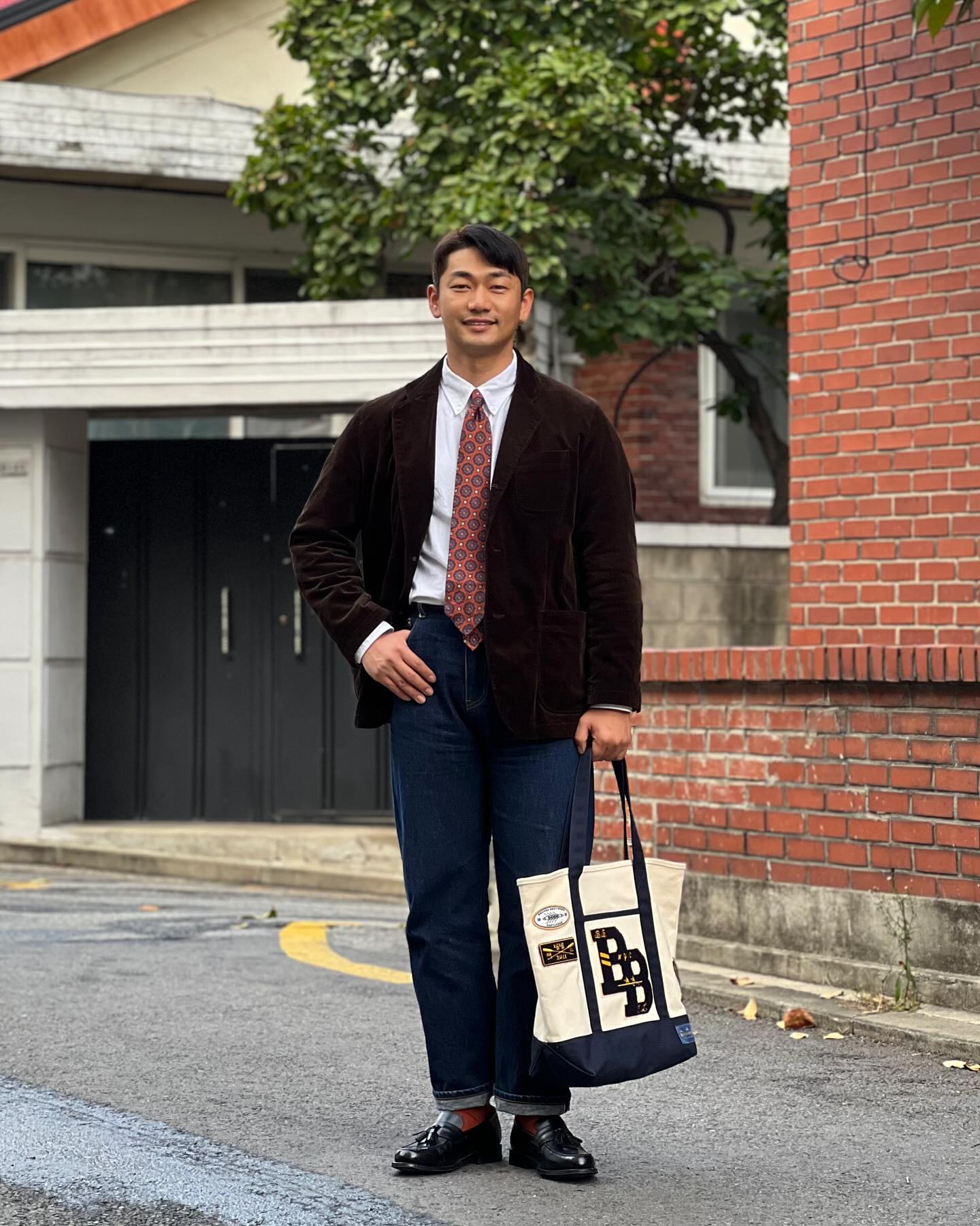 아클욘
아메뤼칸클래식 이라고 해야할까요?
코듀로이자켓에 셔츠와 타이, 그리고
무지형님(danmuji723 )의 무지마켓에서
극딜로 구매한 브브X이스트로그 캔버스백 장착
확실히 클래식이 제 취향인가 봅니다.
날이 더 추워지기전에 급하게 올려보는룩🥶
다음 주 부터는 코트와 패딩으로 찾아뵐게요.
아니 근데 왜 벌써 겨울이햐,,,
.
.
.
.
.
.
#아메리칸클래식
#아놀
#브룩스브라더스
#브레노웰트
#매너그램
#americanclassic 
#classyoutfit 
#mensclassic 
#brooksbrothers 
#brenowelt 
#eastlogue
#mannergram