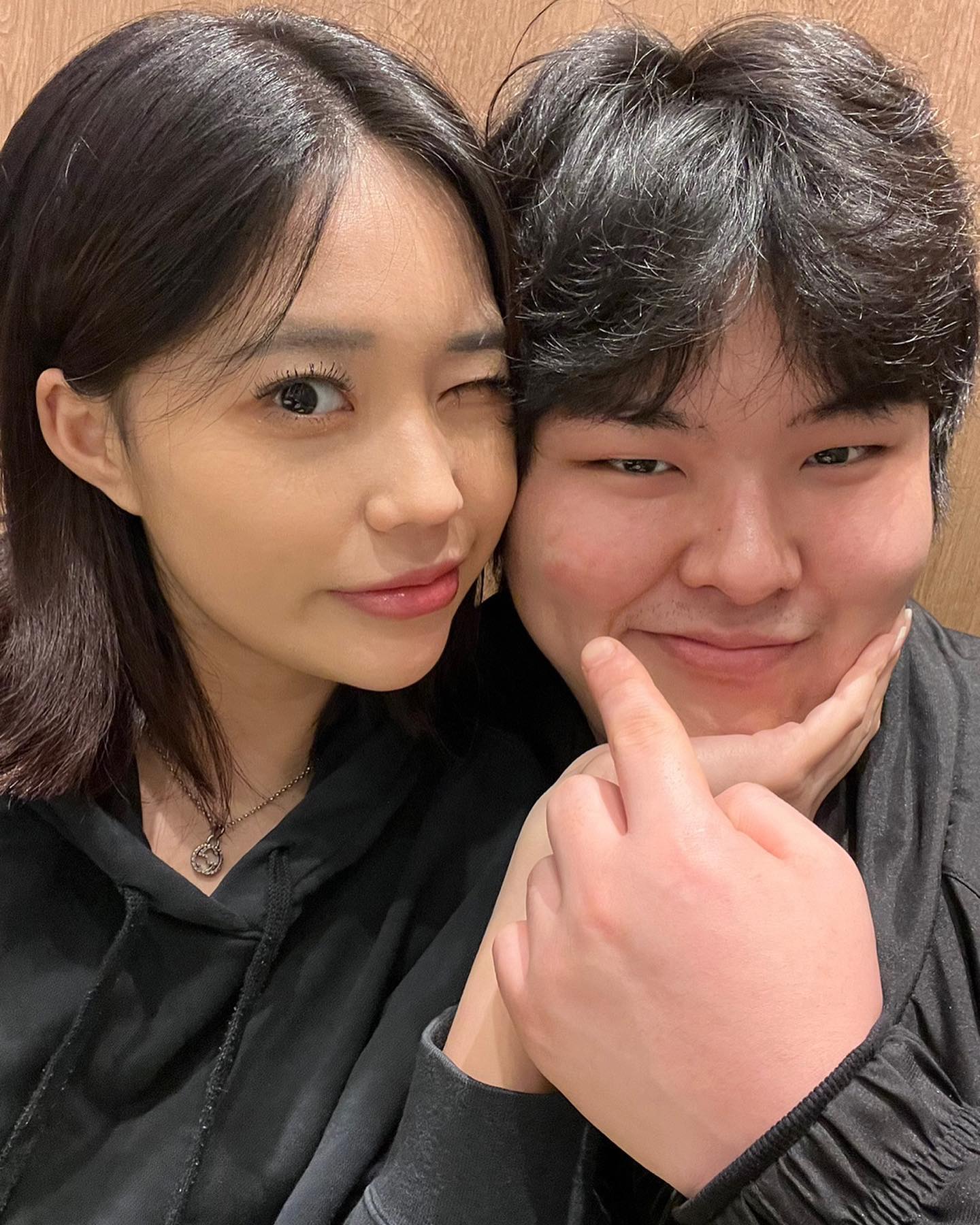 어무니 아부지랑 아구찜 먹고 소확행 카페 데이또또 💛
드뎌 내일 마지막 출근 행버캐 화려한 장술지로 컴백한다 
돈 마니 벌어와야대요 서방님 …. °∀° .. ! 

.
.
.
#럽스타그램