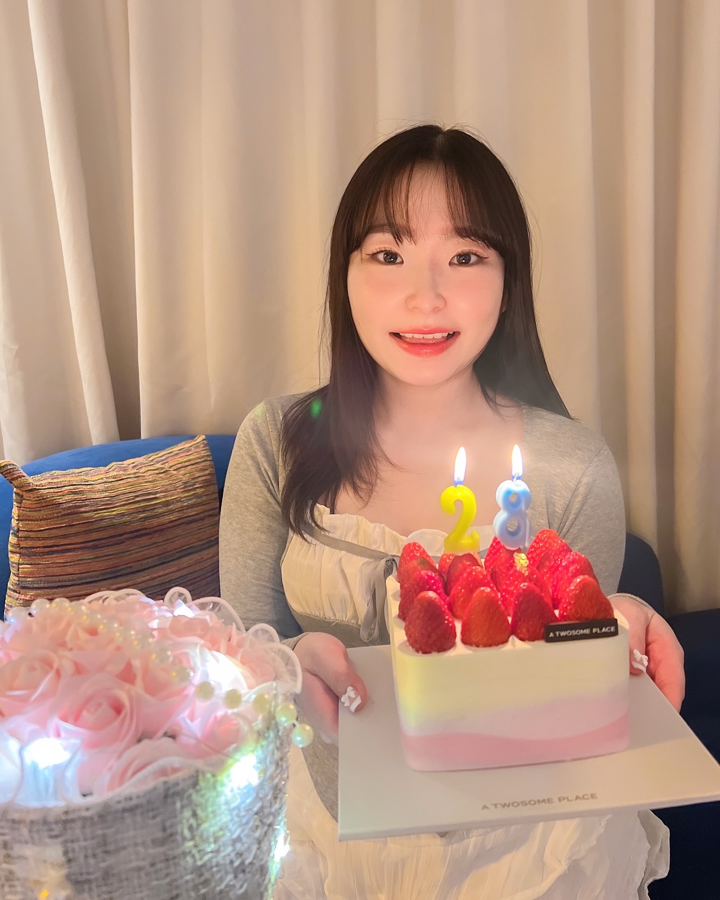 싱글 벙글 🎂

벌써 20대 후반이라니 .. 🤦🏻‍♀️
30살까지 금방가진 않겟죠..? 👀

많은 축하를 받아서 행복한 하루인데
목감기를 걸려서 하루죙일 누워있엇단 사실 🥲

그래두 축하해주셔서 감사합니다 💗
.
.
.
#생일 #생일축하 #케이크 #투썸케이크 #투썸플레이스 #생일기념