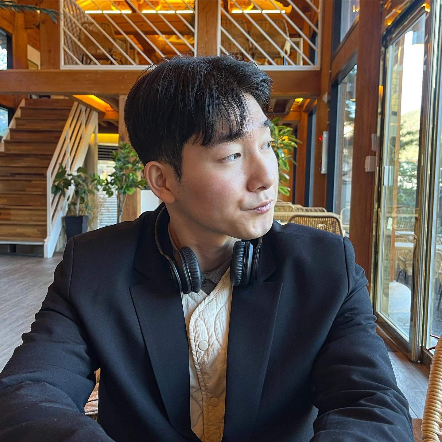 #가일컷 스따일 옆머리 #다운펌
손상도 쥴이고 두피 자극도 줄이고
어떻게 하면 더 잘 붙을까, 유지력이 오래갈까,
자극이 적을까, 다양한 외부 교육도 듣고..
ᴸᴵᴺᴱ ᴬᴺᴰ ᴰᴱᵀᴬᴵᴸ 👩🏻👦🏻🧒🏼
성장 중인〰️ #진천동미용실 #로드제이헤어 ❗️