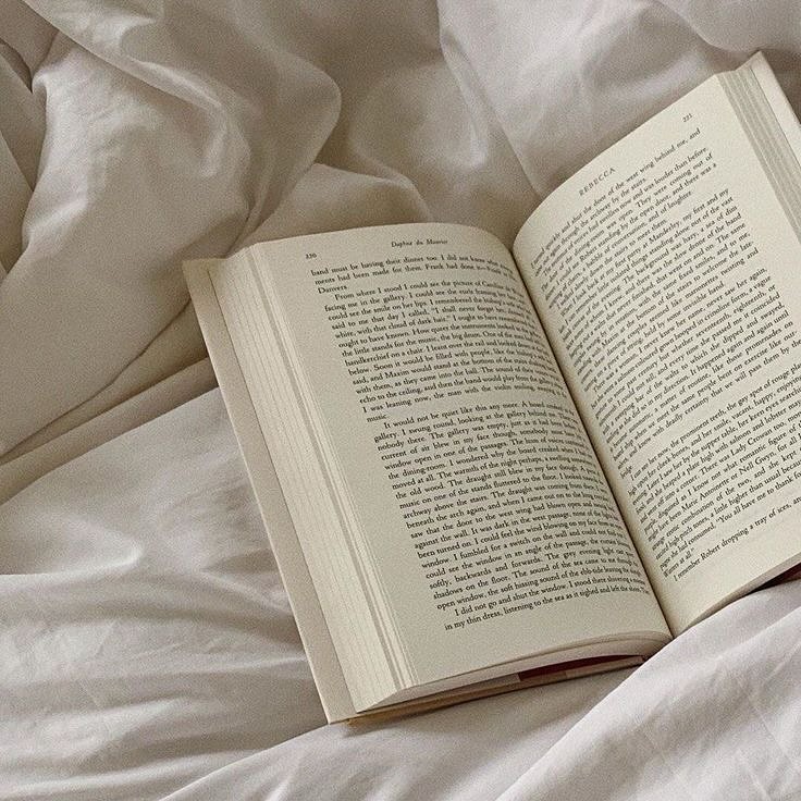 남의 사유에 일방적으로 종속되지 않고 나만의 언어를 가지는 법 📖🌿

나와 다른 세계를 경험하고 다른 생각으로 세상을 다르게 바라보는 무수한 사람들의 언어적 사유에 부단히 접속한다. 

그리고 그것이 나의 삶에 미치는 영향과 의미를 주체적으로 재해석해 본다. 작은 실천일지라도 진지하게 반복한다. 

인간이 책을 읽고 사색하는 능력이, 저자의 메시지가 무엇인지를 깊이 사유하는 뇌의 기능이 점차 사라지고 있다. 

작가가 언어를 힘들게 찾아내는 것도 중요하지만, 독자로서 우리는 그 언어를 각자의 사유체계에 녹여 넣어야 한다. 

그것이 바로 주체적 해석으로 나만의 사유체계, 언어적 집을 짓는 일이다. 

나의 언어로 쓴 글은 가장 나다운 길로 안내해주는 나침반이자 등대다. 글쓰기는 살아온 삶을 농축하기도 하지만, 앞으로 살아갈 삶을 인도하고 안내하기도 한다. 

#언어를디자인하라 

🪽

8월의 시작부터 내가 유지하고 있는 습관. 메모장에 매일 한줄 일기쓰기(한줄만 쓰겠다고 일기장 제목에서부터 심리적 장벽을 낮춰두니, 오히려 하루에 한 바닥이 넘는 날들이 정말 많아졌다. 👍🏻) 그리고 책을 읽고, 매일 일기를 쓰면서 파생되는 생각들을 블로그에 정리해보는 일. 

그 덕분에, (내가 기억하는) 나의 하루가 더욱 풍부하고 다채롭고 밀도있고 깊어지는 느낌을 받는다. 기억하고 싶은 기억들을 더욱 깊이있게 기억하고, 사건, 감정, 그 속에서의 내가 느끼고 깨달은 것들을 잊지않고 앞으로의 내가 살아가면서 또다시 이정표 혹은 나침반으로 삼을 수 있도록 끊임없이 - 보이지 않는 곳에서도, 나눌 수 있는 곳에서도. - 기록하고 또 기록해야겠다.

“글은 고유한 한 사람의 지문과도 같다.”