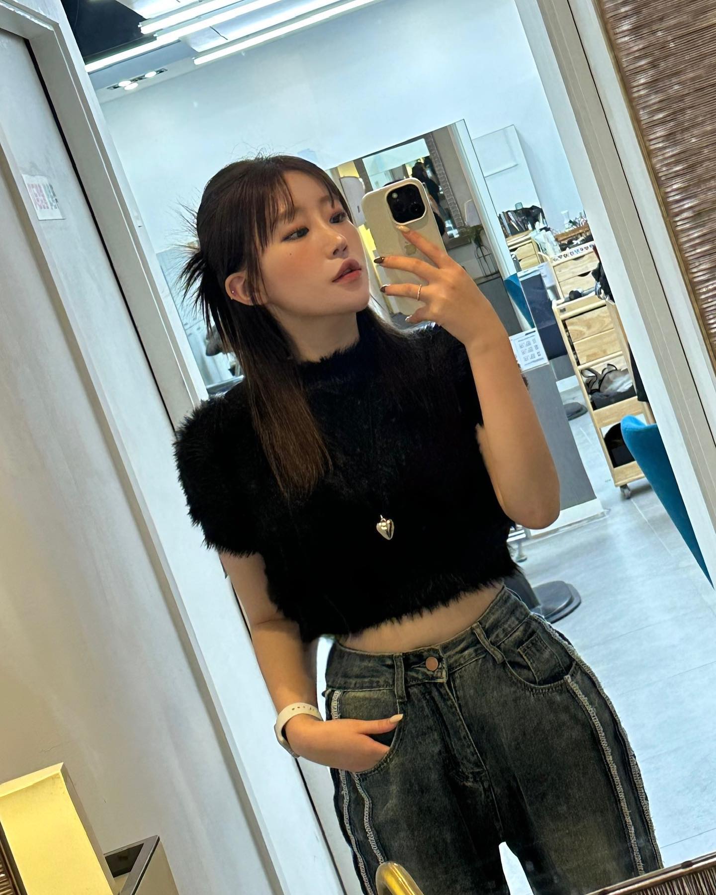 패션의 완성은 슬리퍼 ㅋ.ㅋ
사실 급하게 사진찍는다고
식당 슬리퍼 빌려신고 나옴 ㅋ.ㅋ