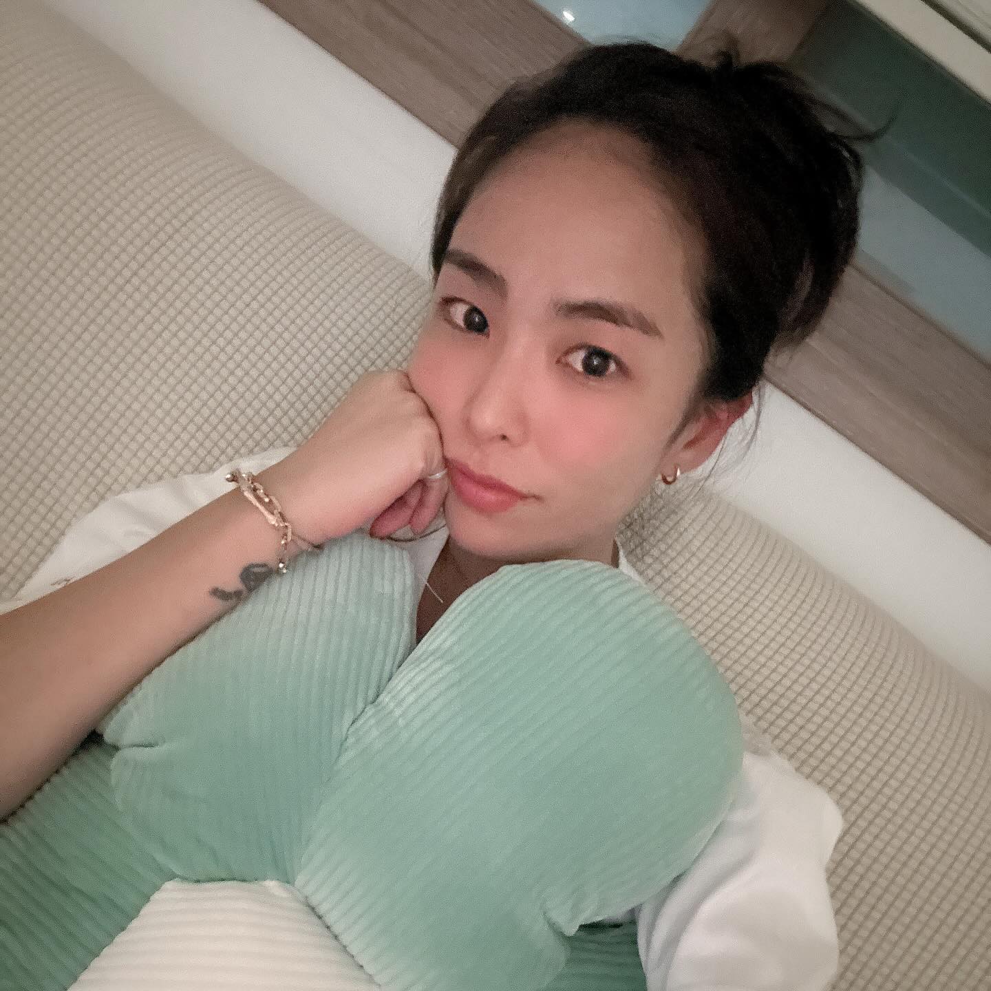 ⠀
⠀
내 몸이 한 5개는 되면 좋겠다

혼자서 다 하려니 정말 🫠 버겁기도 한 아니 버겁다 😓😓

열심히 아니 그냥 노력? 하는데 정말 어렵다

시간도 체력도 여건도 녹록지가 않당 

나혼자 온전히 책임져야할 것들이라서 그냥 한다 

근데 나도 사람이라 쉽진 않네..😶‍🌫️

그래도 내가 책임져야할 것들이니 그냥 해야지머.. 근데 그냥 힘이딸린다고 모..

그냥 그래 혼자서 다 삼키고 버티니까 고장이 나고 있는듯 🙃

(그냥 묻지도 ... 말구 ㅎㅎ 그런거 같더라 하는데 그래 맞으니까 그만~~ ㅋㅋ )