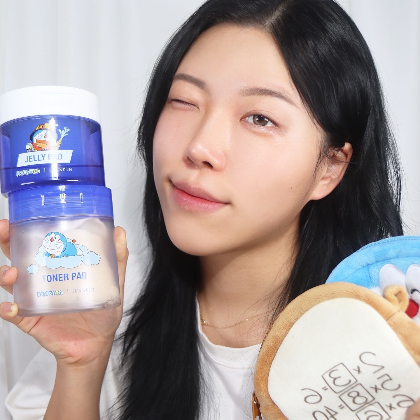 #협찬
소장가치 넘치는,,, 넘모 귀여운 콜라보🩵🤍
#잇츠스킨#도라에몽에디션
⠀
이번 잇츠스킨도라에몽 에디션은
다양한 아이템들이 귀엽게 출시가
됐다고 하는데요 오늘 제가
피드에 소개를 드릴 아이템은
패드 2종으로 닥토패드라인과
진정 라인으로 데일리 패드 템 하면!
떠오르는 두아이템 입니다!✨
⠀
🩵파워 10 포뮬라 엘아이 토너패드 감초줄렌 🩵
⠀
젤리 패드 보다는 확실한 물 느낌의
수분감을 전달해 주는 아이템으로
팩토보단 닦토패드로 활용도가 높은
제품이구요 부드러운 순면 페이스 타월
원단 사용으로 모공/각질 정돈 효과를 깔끔하게
보여주는 아이템 입니다!
⠀
🩵파워 10 포뮬라 엘아이 젤리패드 감초줄렌🩵
⠀
여름철에 얼굴에 오픈 붉은 기, 열감을 급속으로
진정시켜주는 소방관 젤리 패드로 정말
유명한 아이템이 아닐까 싶은데요 🙂
⠀
진짜 패드 자체가 슬림한 두께 그
자체로 느껴져서 그런지 수분감이
부담스럽지 않게 다가오는 느낌이 있어서
많은 사랑을 받고 있는 아이템이 아닐까 싶었어요!
⠀
잇츠스킨도라에몽 에디션 이벤트는
7월 31일까지 올리브영 온라인몰에서
파워 10 포뮬라 엘아이 젤리패드
130매 대용량 기획 콜라보 기획
정상가>> 39,000원 할인>> 23,790원 (39%)
파워 10 포뮬라 엘아이 토너패드 80매 대용량 기획
정상가>>25,000원 할인>> 17,000원 (33%)
이렇게 파우치와 함께 저렴한 가격으로
만나 보실 수 있구요!
⠀
파우치 크기가 마냥 미니미 한 느낌이
아니라 손바닥을 펼쳤을 때의
크기여서 그런지 뭔가 메이크업
아이템 담아서 다니기가 정말 괜찮더라구욥🙀
⠀
일단 너무 너무 큐트해서 그런지,,
충분한 소장 가치가 넘치는 너낌이 아닐까 싶어
세일할 때 쟁이시는 것 강추드립니댱
자세한 정보는 블로그에 있어용!⭐️
⠀
#협찬 #제품제공 #잇츠스킨 #소방관젤리패드 #붉은기급속진화 #소방관팩패드 #잇츠스킨소방관젤리패드 #감초필링패드 #매끈탕후루스킨 #잇츠스킨감초필링패드 #무신사
⠀
​
⠀
⠀
​
​
⠀