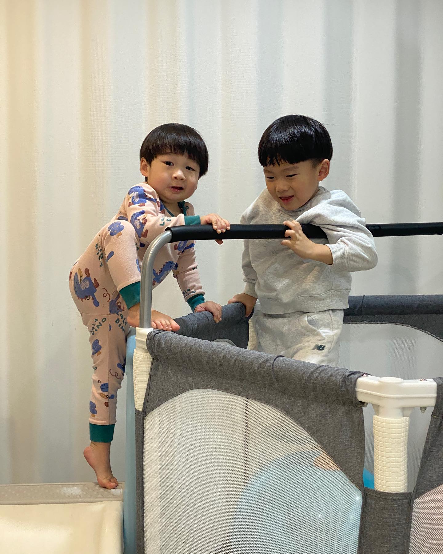 당분간 눈을 뗄수가 없겠군

#아들둘맘 #맞네 #에효