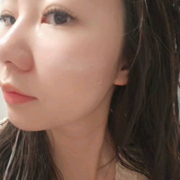 #협찬 #달바올인원더블크림 

겨울철 촉촉한 피부를 만들어줄 잇템!
보습광채와 영양탄력 두마리 토끼를 모두 잡을 수 있는
듀얼크림으로 4D 광채 탄력을 제대로 느낄 수 있는
프리미엄 토탈케어 올인원 더블 크림

반반크림이라고 불릴만큼 피부 컨디션에 맞게
그때그때 보습과 영양비율을 맞춤 커스터마이징하여
사용할 수 있어 정말 좋아요.❤️

리프팅과 보습관리는 물론, 광채효과도 뛰어나서
4D존케어 입체적인 윤광페이스로 변신할 수 있답니다.

특허받은 탄성 리포좀 기술 덕분에 흡수력이 정말 짱짱 👍🏻
바르는 즉시 금방 촉촉해지는 걸 볼 수 있어요.
또, 차르르 빛나는 광채는 맑은 피부로 보이게 해준답니다.

달바시즌5의 67가지 성분은 그대로 담아주고
이탈리아 비건 V라벨 인증과 민감성 피부 저자극 테스트까지
모두 완료해서 안심하고 사용할 수 있어요!

패키징도 예뻐서 선물하기도 넘 좋답니다.🎁
올겨울 수분관리는 달바올인원더블크림 하나로 간편하게 !

dalba_piedmont

#달바올인원크림 #달바더블크림 #달바반반크림
#달바크림 #비건크림 #영양크림 #수분크림추천 #보습크림 #화이트트러플 #4D크림 #이효리크림