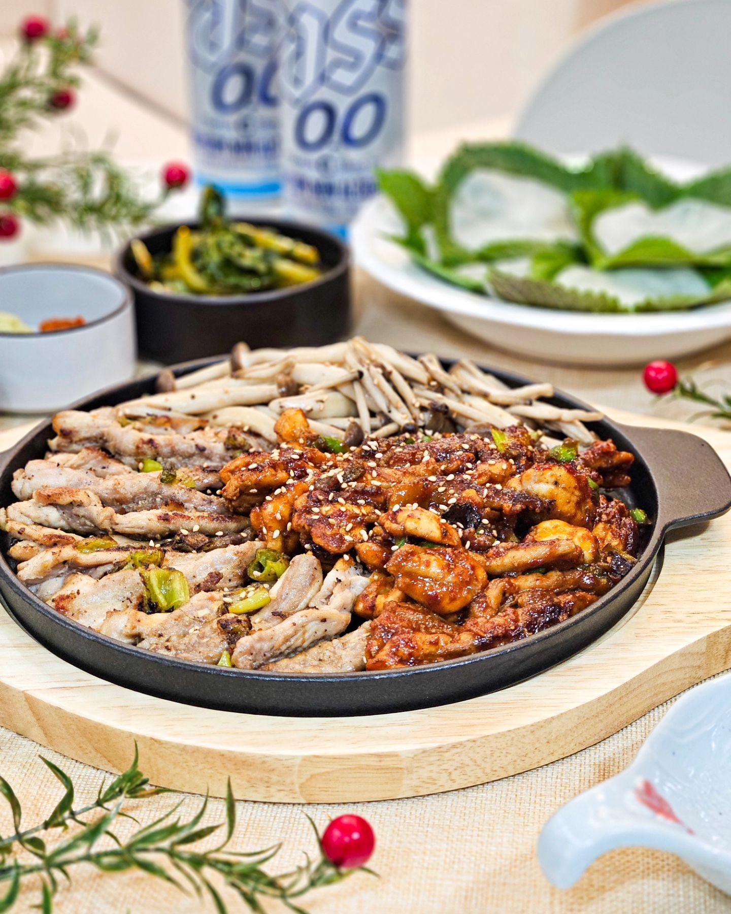 #협찬 #IFF닭목살 #라미의식탁 

IFF닭목살을 이용해서 정말 맛깔난 술안주 준비해봤어요~
저는 금주중이라 무알콜로 대체했지만,
닭목살 먹는데 술생각 너무나더라구요😊
그냥 기름둘러 구워도맛있지만, 저는 소스추가해서 반반 목살로준비했어요.
매콤하니 닭목살과 너무 잘 어우러지고,
깻잎무쌈 곁들여먹으니 딴거 하나도 부럽지않더라고요ㅎㅎㅎ
IFF기법을 적용한 닭은 하림제품을 통해 처음접했는데,
고기가 정말 부드럽고 육즙이 살아있고 탱글해요. 정말 추천드려요🙂

✔️닭 한마리에서 딱 한점 나오는 특수부위!
✔️IFF개별급속동결포장으로 원하는만큼 간편하게 조리 가능!
✔️집에서, 캠핑에서 즐길 수있는 별미!

#닭목살구이레시피
1. 적당히기름을 두르고 파를 볶아낸다.
2. 닭목살을 넣어 굽다가 소금간 살짝한다.
3. 빨간소스를 입힌 닭목살은, 마지막단계에서 소스를 넣어 볶는다.
 -소스:다진마늘2, 물3, 설탕1.5, 고춧가루1, 진간장3, 물엿4, 케찹1, 고추장1, 후추
4. 그릇에 예쁘게 담아낸다.

#하림 #역시하림 #계모임체험단 #하림IFF닭목살 #IFF닭목살 #하림닭목살 #레시피 #레시피소개 #황금레시피 #닭목살 #닭목살레시피