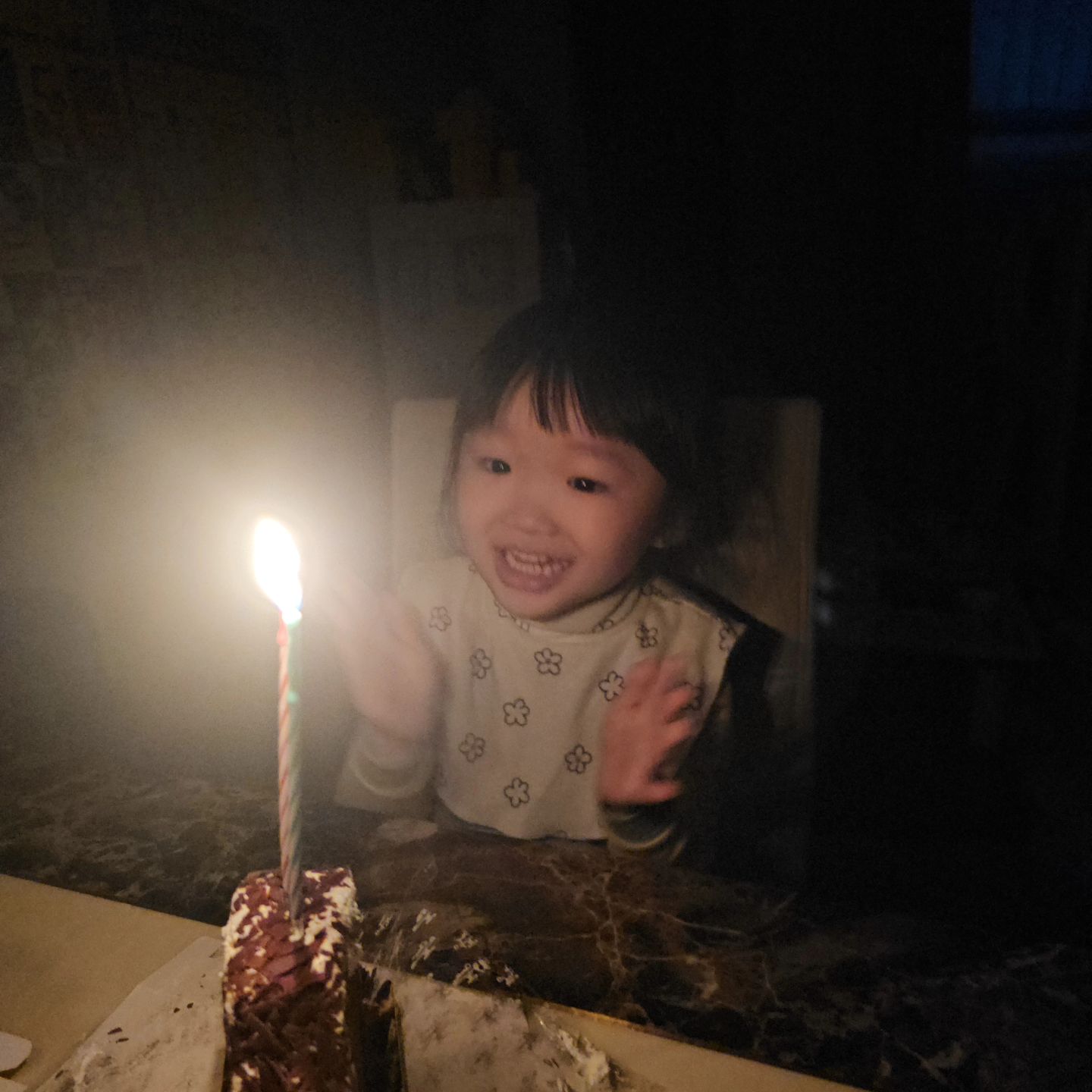 #김줴스타그램#김줴일지

오늘은 우리 지민이 얘기 해볼께욧
블로그에는 쓴적 있는 이야기
이것 저것 숙제.일상 쓰다보니 자꾸 잊고
또 까먹다보니 난중에 난중에 이래가며ㅋㅋ
숨기는거 같아서 써보줴요

우리 지민이는 말이 늦는다
또래 보다 마니 늦어서 
지금은 언어치료 센터 다니고 있다
그전에 지인들은 아니
말이 늦은 아이를 키우지 않은 엄마들은 모를 내맘
다 내 걱정한다 지민이 걱정한다
그러면서 병원 가라고 자폐 같다고 했다
자기랑 눈을 맞추지 않아서
혹은 소통이 되지 않아서
낯설어서 관심이 없어서 그럴수 있는건데
아이를 어릴때 신경 많이 못써주면 그런다 
그래서 손이 많이 간다 등등 
니 걱정이 되서 니 아이 걱정이 되서 가보라는거다
알지 아는데 왜 그걸 본인들이 판단하는건지
지금은 사과 하신분들도 계신다
뭐 지나갔으니까 지민이가 이상 없으니까 갠찬다
그럴수있다 생각하고 지났다
갈 생각 이였고 36갤 되서 갔는데
언어지연으로 나왔고 지금 다닌지 
작년 5월말 6월부터 지금까지 2달 빼고 다녔고
지금은 작년보다 더 많이 늘었고 그게 보인다
아니 이게 정상인데도 그런소리 들을때 마다 
내가 정상이 아닌 애로 만들고 있더라
이거 진짜 내정신도 내정신으로 살수없다
느린아이를 키우는 엄마 팔십프로가 
다 우울증약을 먹는다고 한다 
별의별 생각이 다든다 진짜 돌아버릴꺼 같더라
그래서 내가 더 악착같이 정신차리고 살고있다
이건 기다림의 연속 시간 싸움이다
내가 어뜩해 해줄수가 없는것 이라서 범잡을수거없다
잘 크고있고 난 믿는다 우리 지민이 할수있으니까
내가 할수 있는건 기다리는것 뿐 이니까
아이마다 얼굴.성격이 다르듯
지민이가 커 가는 속도가 느린것뿐 문제없다 
오빠땜시 신경 마니 못써줘서 미안하고 
그래도 눈치껏 잘 따라와 줘서 고마운 내딸
내새끼  엄마가 더 노력할께 사랑해

#느린맘소통#느린맘#거북맘토끼맘
#언어치료#의정부언어치료