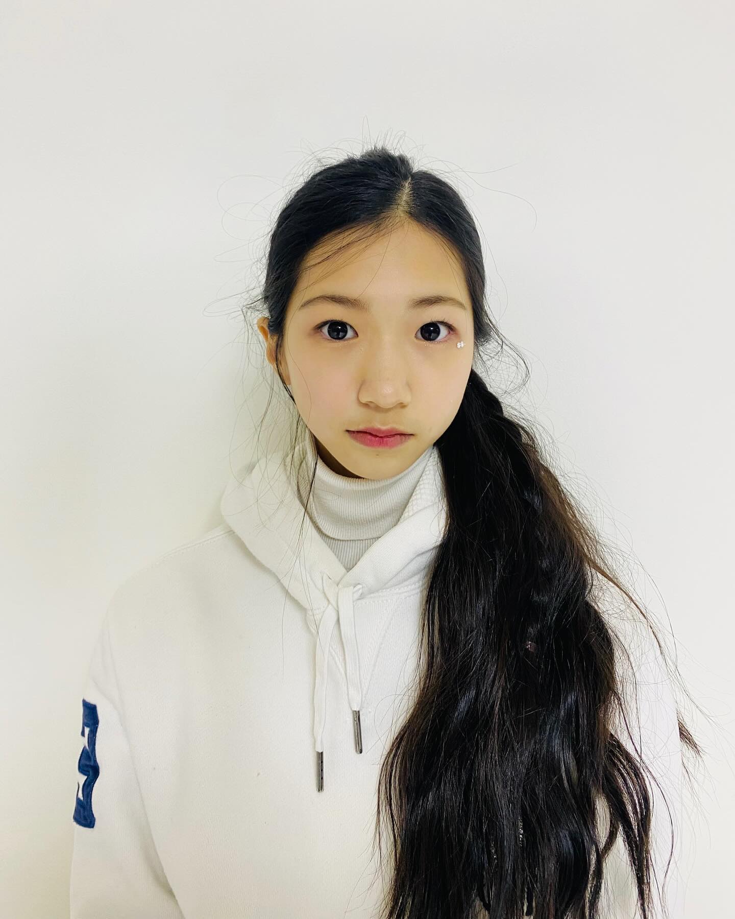 -
-
메이크업을 그냥 지우기가 너무 아까워서, 
그날 하얀 벽 만 보면 우린 카메라 셔터를 눌러댔다.
-
-
#정혜윤 #뮤비촬영현장
#카메라있는곳은어디든 #좋은곳
#메이크업덕분에 #좋은소식감사♡