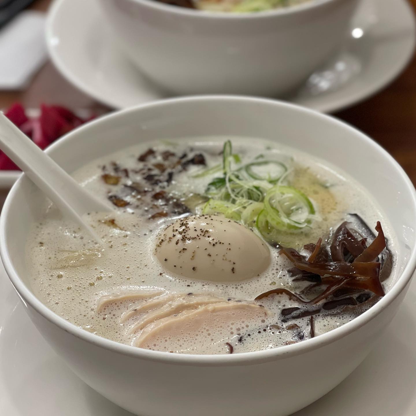 합정 깊고 맑은 국물의 라멘🍜
.
진짜 오래전부터 가고 싶었던 오레노라멘.
워낙 유명한 라멘집이라 기대를 잔뜩 하고 방문했는데 
나는 대만족이었다👏🏻

사골육수와도 같은 깊고 맑으면서도 약간은 짭조금한 것이
밥 말아먹고 싶은 충동이 드는 그런 맛..
밥도 무료 제공이어서 야무지게 밥까지 먹고 왔다😋
반숙도 완벽했고 닭가슴살이 매우 부드러웠다.

먹고 나오니 웨이팅이 꽤 많았다.
오레노라멘.. 여기 딱 내 스타일😉

🍜토리빠이탄 라멘 12,000
🍜카라빠이탄 라멘 12,000
.
.
#맛집탐방#라멘#라멘탐방#면식수행#라멘맛집#서울라멘#합정맛집#합정라멘#오레노라멘#합정오레노라멘#상수라멘#서울맛집#먹스타맞팔#오늘뭐먹지#food#ramen#푸드노트_합정