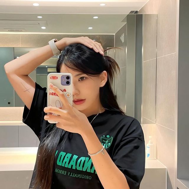 나윤 on Instagram: "스탠다드에러의 면100% 워싱 올드스쿨 스포티 반팔티. 고품질 원단을 이용하여 국내 자체 제작한 티셔츠인 만큼 부드러운 재질에 디자인도 예뻐서 치마나 청바지에 매치해