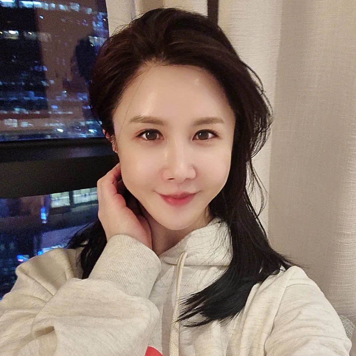 🌈다사다난했던 해를 뒤로 하고...

새로이(?), 다시금(?) 새해를 맞이하는 음력 설날이 있어 참 좋네요^^

🌈요즘 소식이 넘 뜸했죠?

디엠으로 안부 물어주신 인친님들, 감사해요^^

모델일 그만둔지 1년도 훨씬 넘었는데 카톡 주시고, 촬영 제안 해주시는 광고담당자님들께 몹시 황송하고 죄송스럽지만... 늘 감사드립니다♡

🌈얼굴 다치는 사고가 제 인생에 새로운 전환점이 되었던 거 같아요.

이 참에.. 쉬면서 인생공부, 많이 하게 된 것 같습니다.

✔️성인이 되기 전, 질풍노도의 시기를 보내는 청소년 마냥 변화가 심하고, 불안정했습니다.

✔️경험도 부족했고, 여러모로 미숙한 사람이라.... 다양하게 부딪히며 다듬어가는 시간들이었어요^^

✔️이제는 단단한 중년이 되어야 할 때^^

🌈피부도 완벽하게 회복했고... 건강도 거의 회복한거 같아요~

🌈새해가 기다려지네요♡

✔️2024년은 가슴깊이, 내 안에 행복과 기쁨이 가득차고 싶습니다.

🍀Inner Peace~🍀

✔️취미생활 몰입하기 (feat.여행)
✔️우아하게 살아가기 (feat.여유)

저의 새해소망입니다.

🌈여러분도 새해소망 계획하면서 알찬 새해전야 보내시기를 바랍니다^^

✔️새해 복많이 받으세요♡
✔️디폴트로, 많이 웃는 새해가 되자구욤♡

#내생일날_휴가나온아들 #사랑하는조카들 #선물같은시간 #2024년_행복하자 #새해복많이받으세요 #요이땅🏃