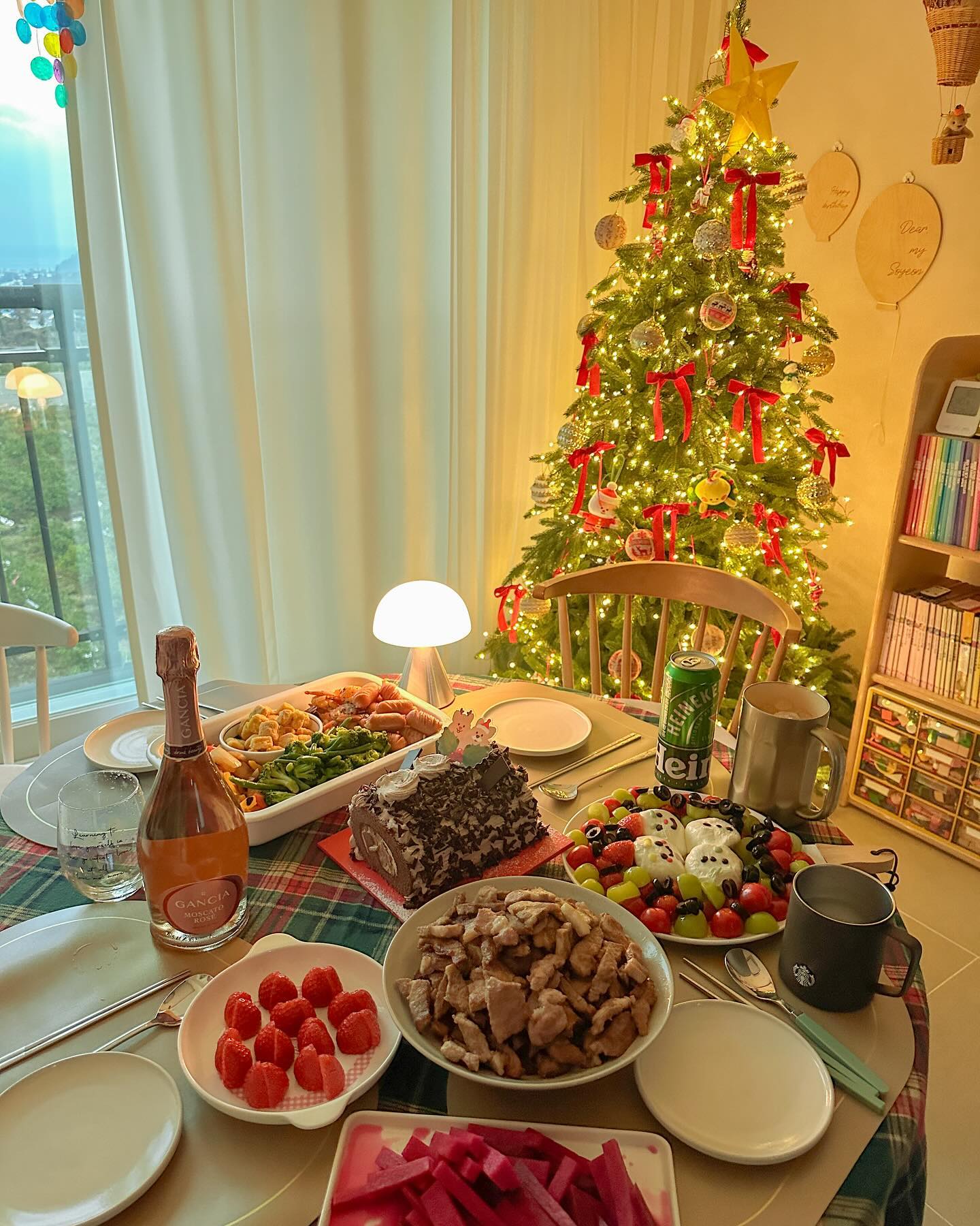 2023 크리스마스 파티🎄🎁❤️

아침부터 산타할아버지 선물 많이 받아 신난 언니는,
신나게 파티 준비를 했어요😂

이번 케이크는 이마트에서 미리 예약해서,
찾아온 부쉬드노엘✋
생각보다도 훨씬 맛있었어요!!
너무 달지도 않고 크기도 딱 ㅎㅎ

소고기 보다도 돼지파인 우리는,
목살 , 야채, 새우굽고
또여니가 샐러드 눈사람 꾸미고☃️

또여니가 좋아하는 옆집삼촌 초대해서
즐겁게 보냈답니다🙏🏻
옆집이 곧 1년 살이가 끝날 예정이라,
아쉬운 요즘이에요😳

좋은 이웃을 만난다는게 정말 복이더라구요🥹
모두들 행복한 크리스 마스 마무리 잘 하세요오🎅🏻

#크리스마스파티 #메리크리스마스 #제주살이 #홈쿡 #홈파티음식 #홈파티 #건강식단 #아이가사는집 #아이가있는집 #공간크리에이터 #홈스윗홈 #집꾸미기 #초대음식 #크리스마스샐러드 #눈사람샐러드