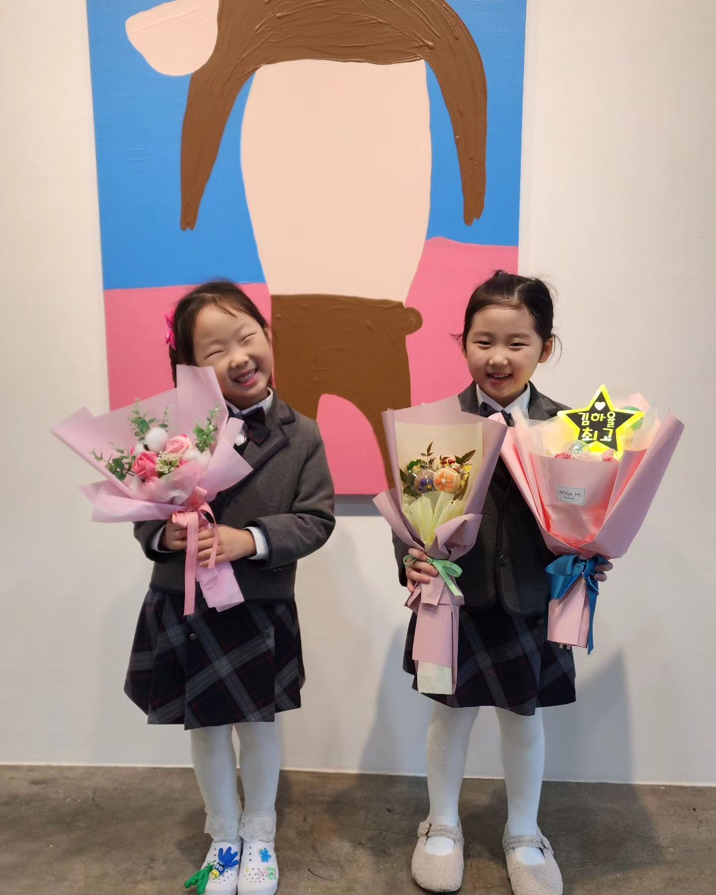 첫 학예회가 끝나고 
우리 딸이 좋아하는 친구들과 남기는 #사진한장
#세상행복해보이는표정
정말 기분좋았던 하루인지~ 저녁에 집에와서 엄마한테 주는 편지2장 ❤️