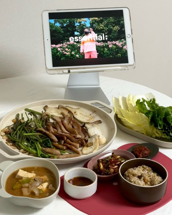 #허쿡_집밥 

#항정살과미나리 

일찍퇴근하고 집가면서 
저녁으로 뭐먹을까~~~생각했는데 
아무리 생각해도 별로 먹고싶은게 없어서 
그냥 집에가야겠다하다가 
엄마가 밀가루 그만 좀 먹으라고해가지고 밀가루빼고 생각하다가 
갑자기 미나리를 구워먹고싶어서 
고기사러갔다가 항정살을 사왔어요 
미나리도 담고 알배추도 담고 
된장찌개거리도 사고 
버섯도 사고 사고사고사고
그냥 배달이나 시켜먹을껄 그랬어요 
ㅋㅋㅋㅋㅋㅋㅋㅋㅋㅋㅋㅋㅋ
그래도 재료가 많이 남아서 이번주에 
고기을 한번 더 먹어야겠어요