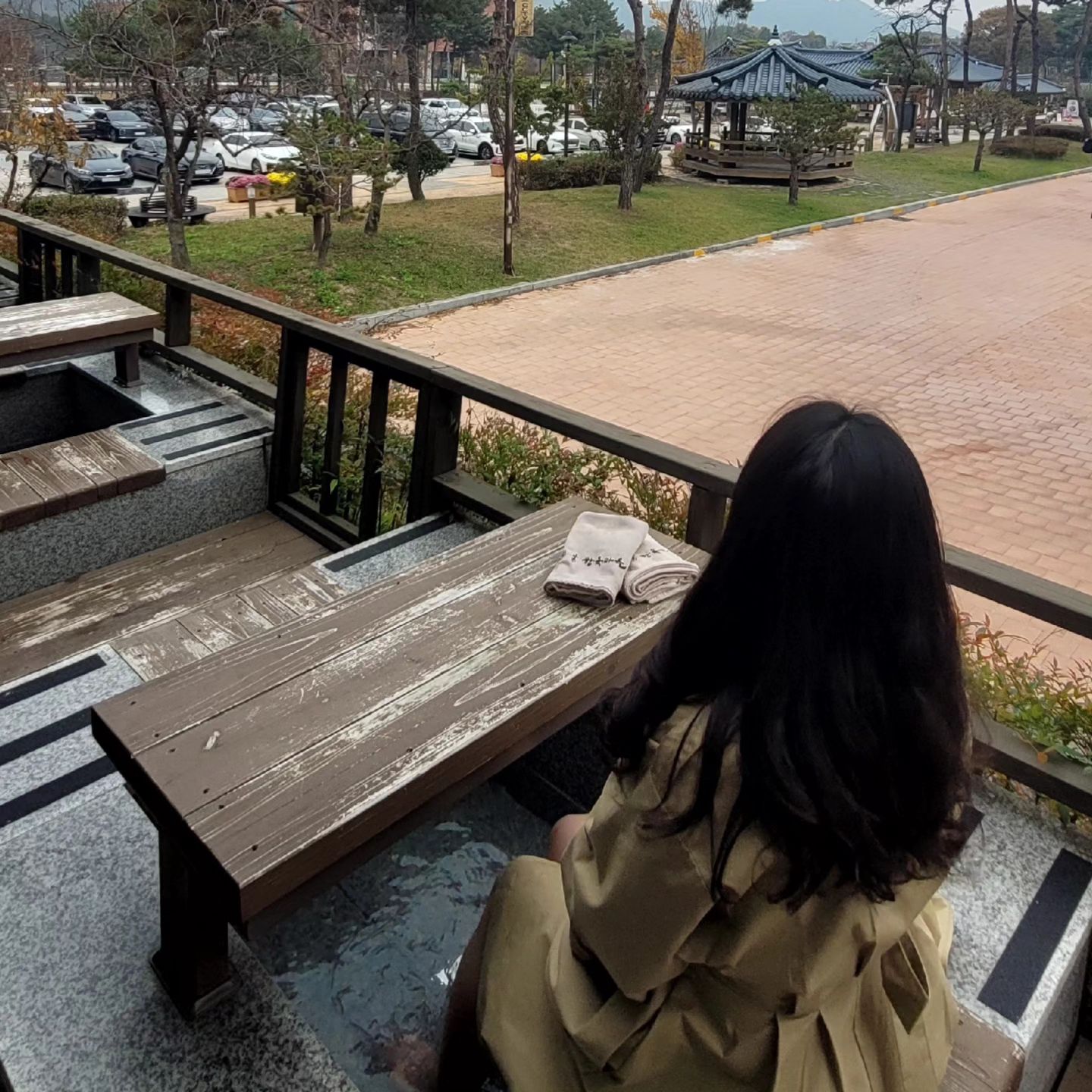 공주 무령왕릉 + 한옥마을 족욕체험!
가을피크닉 다녀왔어요ㆍㅡㆍ

🍂 무령왕릉 전시관
  실제모습 복원된 3개의
  무덤안을 들어가볼수 있답니다!

🍂 한옥마을 족욕체험장
  실내(공용), 노천(개별탕)
 수건 넉넉 + 신발보관함
  심지어 무료라는거!

🍂한옥마을 국궁체험장 🏹 
  5발 2천원 어떤데!

🍂 한옥마을 한옥스테이
  실제 나무장작 떼는 난방시스템
  치킨, 수육 룸서비스까지!

#무령왕릉 #공주한옥마을 #공주여행 #공주여행추천 #절미일기_공주