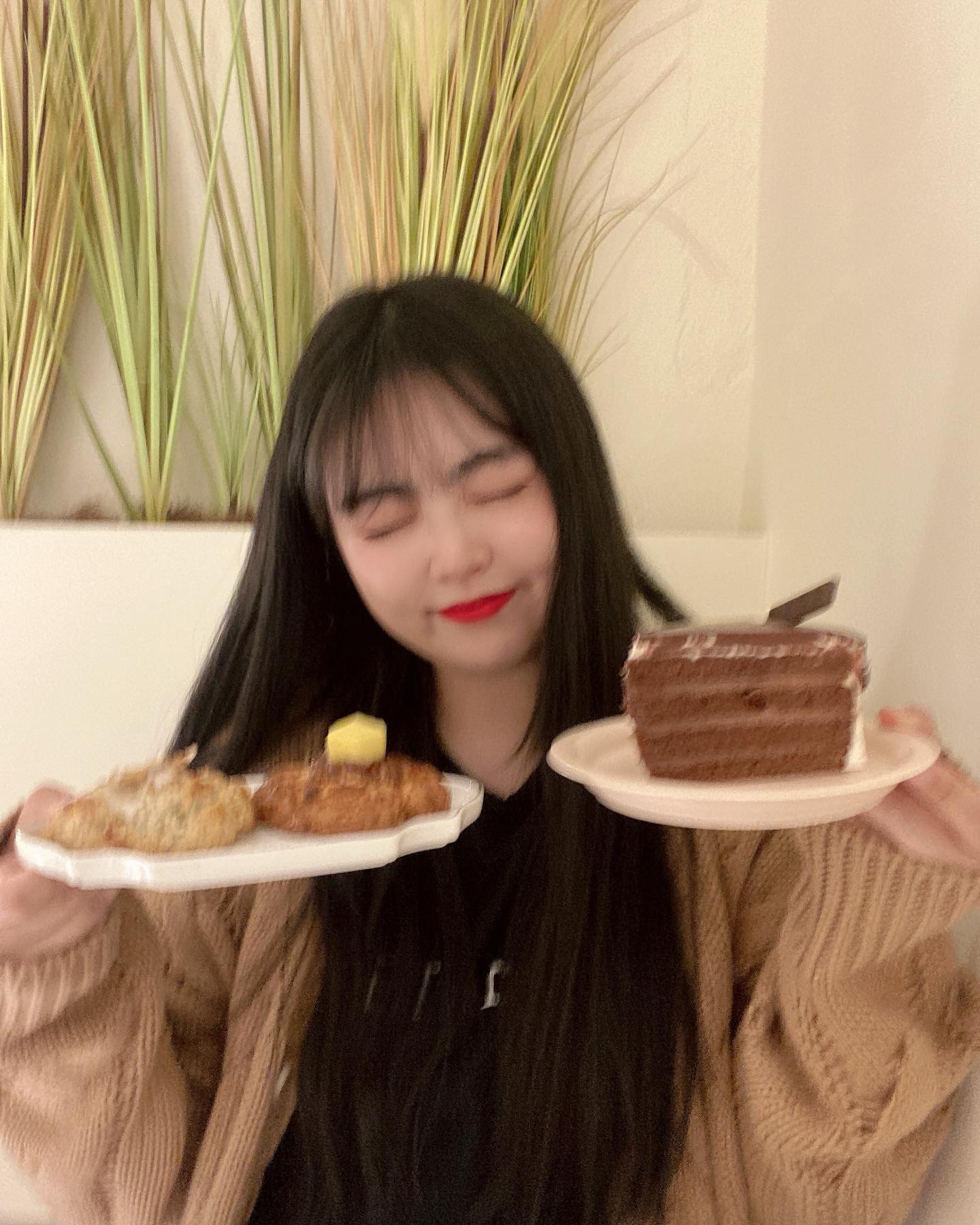 초코케이크 존맛탱🫶🏻
너무 맛있어서 기복이를 없앨 뻔~🙏🏻 초코에 눈돌아서 초콜릿 와구와구 먹어벌임;-; 🙏🏻

#달달보라케이크 #jmt #빵순이 #매교역카페