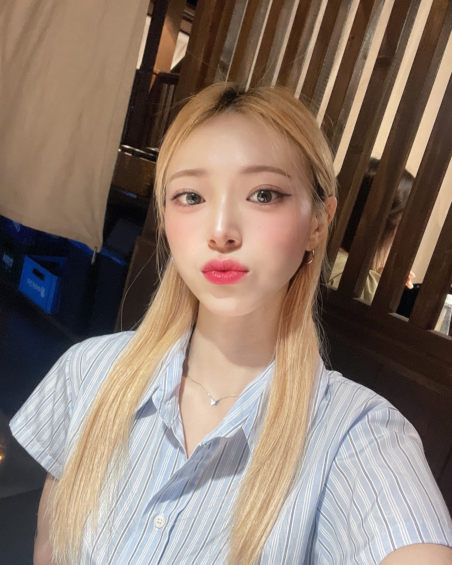 나를 잘 꺼내주는 소중한 밍용이랑 즐거웠던 하루 ,,🩵

웬녈 셀카 잘 나왔대서 냅다 올린당 😌

// 남은 건 돈주세요 뿐,,🙄
“돈주새여!! 돈줘!!!!! 취하고!! 키고!! 어?!?? 열심히 하자나!’ 던주쎄요!!!‘ㅜㅠㅋㅋㅋ”

#셀피 #셀카 #얼스타그램 #얼스타 #셀피그램 #데일리룩
#일상스타그램 #맛집탐방 #데일리그램 #맛집추천 #삼각지맛집 #삼각지주식 #삼각지데이트