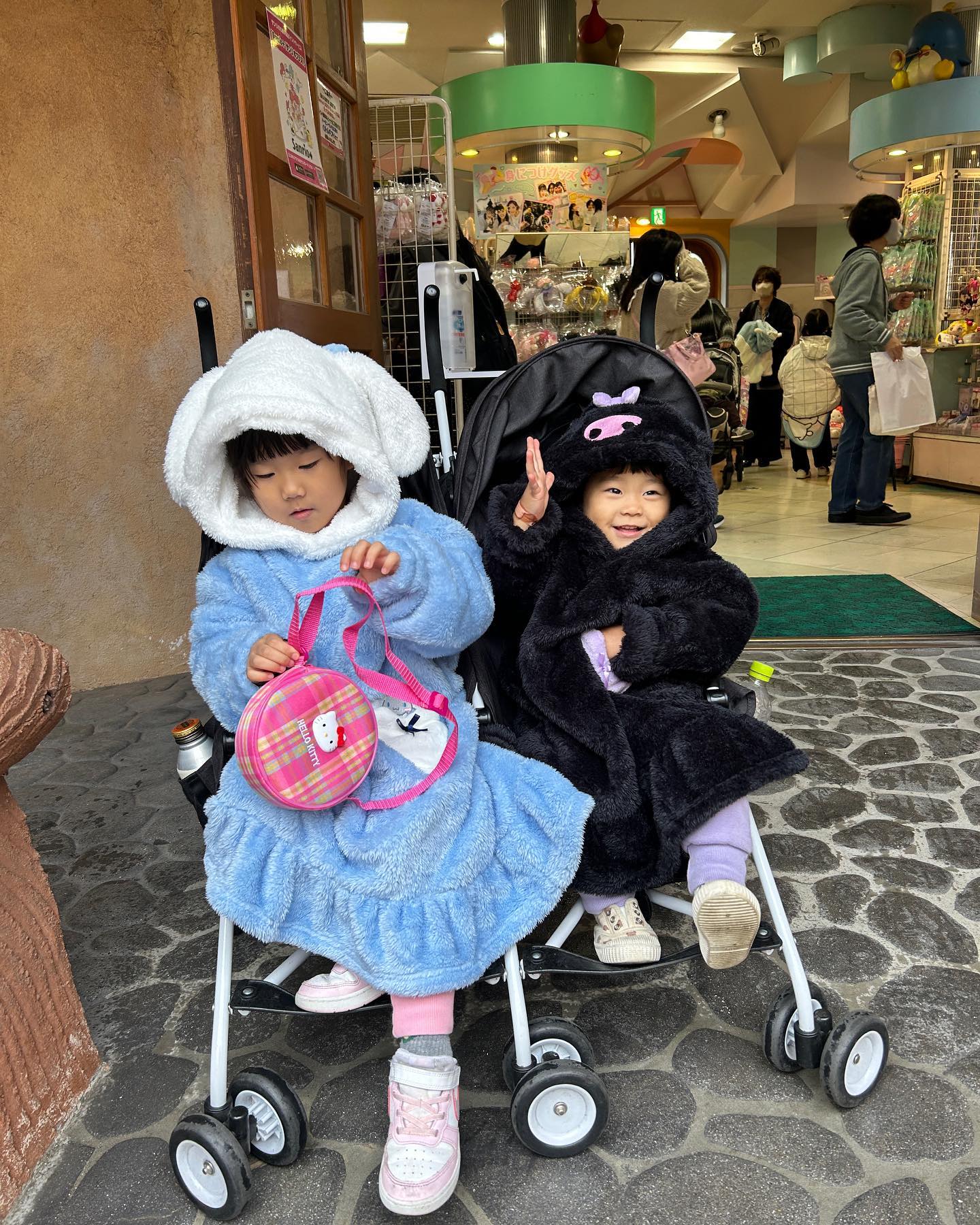 🤍
비바람불고 너무 추워서 산 애들 잠옷..
한국와서도 추운날마다 잘 입고다니는중ㅋㅋㅋㅋ 뽕뽑자..
살때는 넘비싸서 고민엄청했쟈냐…ㅋㅋㅋㅋㅋ
케릭터얼굴나오는 카레먹으려고했는데 웨이팅 2시간이라 ㅠ
핫도그랑 야끼소바로 밥먹구.. 키티컵받아왔다 
글고 배타고 구경하는데 은하 무서워서 대성통곡… 그래도 넘귀여워따 울은하아깅 
#hamonyland #fukuoka #oita #하모니랜드 #후쿠오카 #오이타 #후쿠오카근교 #유하은하in후쿠오카