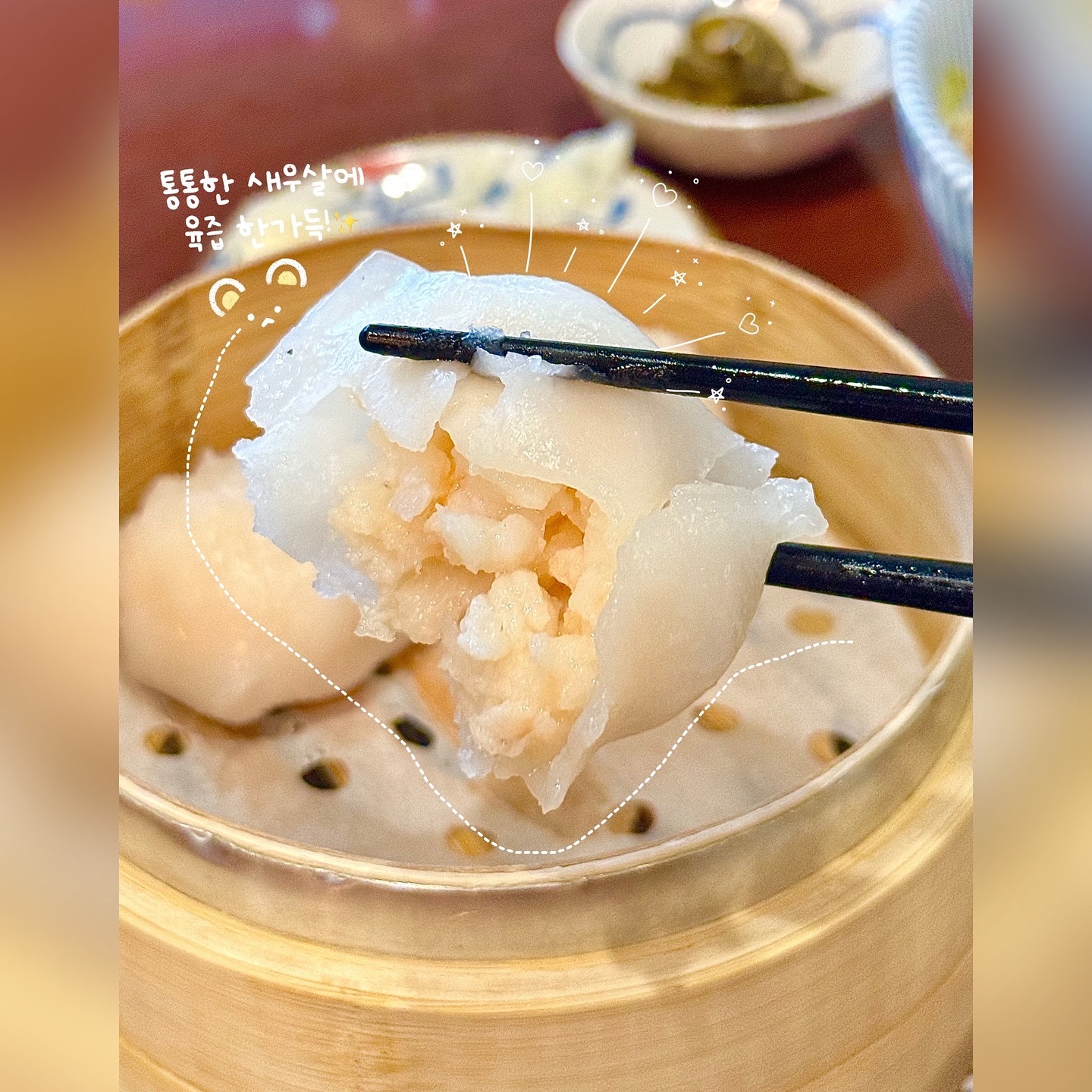#협찬 📝
다채로운 홍콩 요리를 맛보고 싶을 때면 찾는
아주 특별한 #하남스타필드맛집 이 있어요!
육즙이 가득한🥟딤섬 #샤오롱바오 는 기본이고
통통한🍤새우살과🥬부추로 듬뿍 채운 교자,
그리고 원톤 수프나 바베큐 번까지
현지 감성 그대로 담긴 오리지널🇭🇰홍콩 맛을
느낄 수 있어 ‘걸어서 가는 홍콩’이라는 별명을 가진
#스타필드하남맛집 #딤타오하남스타필드점 이에요🧡

탱글한 식감이 일품인 #하가우 3pcs ₩8,900
얇게 뽑은 면과 완탕의 환상 조합 #완탕면 ₩11,000

🏠 경기 하남시 미사대로 750 하남스타필드 1층
☎️ 031-8072-8258
⏰ 11:00 ~ 22:00 (15시 ~ 17시 브레이크 타임)

#하남데이트 #딤타오 #홍콩요리맛집
#하남스타필드 #하남맛집 #하남맛집추천