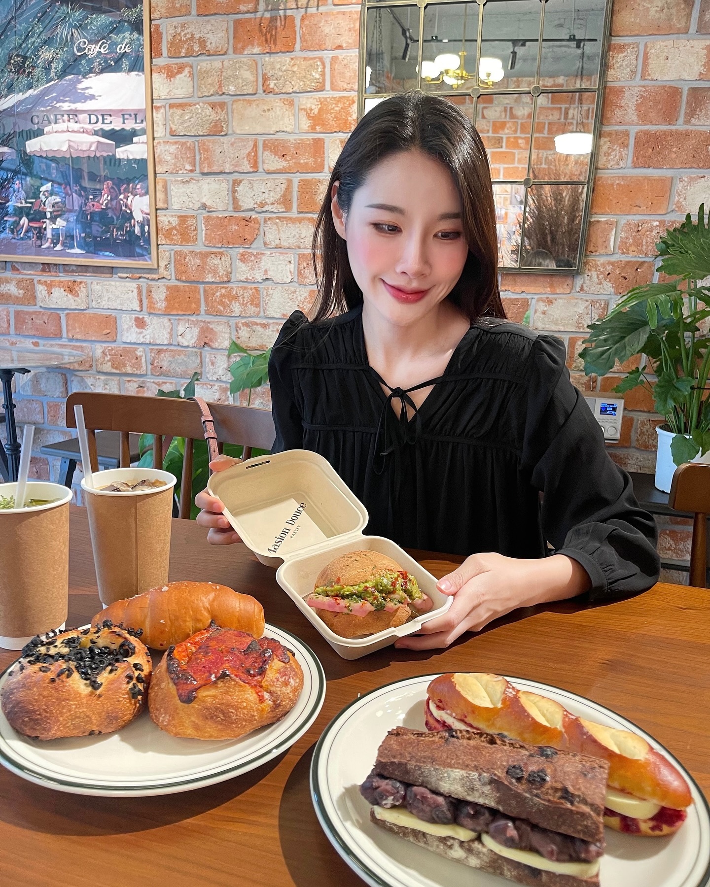 빵순이는 빵 없이 몬살아~~ 🥐🥯🍞🥖🥨
연남동에 새로 오픈한 Masion Douce Bakery #메종두스 다녀왔어요:)
어쩜 제가 좋아하는 빵들로 구성이 한 가득인지 메종두스 들어가자마자 너무 행복🤎

MASION DOUCE는 프랑스어로 따뜻한 집이라는 뜻이라는데 진짜 빵들로 가득한 따뜻한 공간이었어요..!!
메종두스의 시그니처 깜빠뉴부터 시작해서 초코 자게트 앙버터.. 너무 사랑이잖아😊
연남동 나들이로 메종두스 가서 맛있는 빵 갬성 만끽하러 가보자구🥨🤎😊

maison_douce_bakery 

📍 주소 : 마포구 연희로19 1층
☎️ 전화번호 : 0507-1374-1572

#메종두스 #연남동빵집 #연남동카페 #연남동핫플 #깜빠뉴맛집 #초코바게트 #앙버터 #앙버터맛집 #홍대카페 #데이트 #연남동데이트 #홍대데이트 #카페 #카페스타그램 #카페투어 #masiondouce #잠봉뵈르 #소금빵 #소금빵맛집