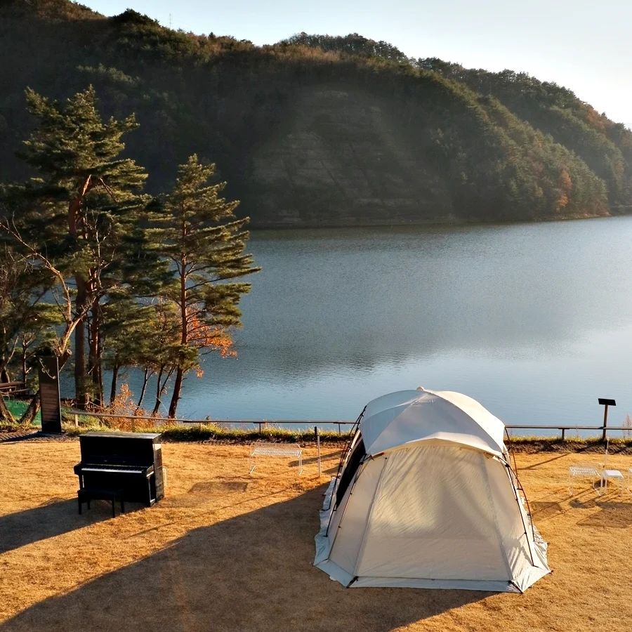 #신생캠핑장 #프라이빗캠핑장⠀

🏕 멋스러운 갤러리 겸 카페 앞 잔디에
  단독 사이트 + 1인 화장실, 샤워실

최대 2~3팀까지만 받는
프라이빗한 캠핑장

윤슬이 반짝이는 영덕호를 감싸안은
아름다운 골짜기를 바라보며
하루종일 호수멍 🏞 하늘멍 🌄

🏕 카페 앞 잔디, 혹은 파쇄석 
  원하는 공간에 피칭 가능
🏖 놀이시설은 없지만 풍경만 보고있어도 
  2박3일이 짧게 느껴지는 곳
🎹  아이들은 잔디에 있는 피아노치며 놀았어요

✔️ 차량 10분거리 하나로마트 서광농협본점 
✔️ 차량 20분거리 양양 낙산해수욕장 
✔️ 1인 화장실, 샤워실 
✔️ 애견동반 가능
⠀
〓〓〓〓〓〓〓〓〓〓〓〓〓〓〓〓〓〓⠀⠀
 #레이크지움 
⠀⠀
📍강원도 양양군 서명 영덕안길 64
📍예약 lakezeum
⠀
〓〓〓〓〓〓〓〓〓〓〓〓〓〓〓〓〓〓⠀⠀
📍배려 가능한 동반캠퍼로 최대 3팀까지 
📍사이트 구획이 없어 원하는 자리에 피칭
📍프라이빗한 캠핑가능
📍카페 손님도 이용하는 잔디임을 유의
📍주차는 주차장 이용
📍화장실 겸 샤워실 1개 단독
 - 같이 온 팀끼리 배려 필요
📍입퇴촌 시간 편의 봐주시는 장점👍 

▶ 입촌 퇴촌 시간 협의로 유동적⠀
▶ 🐶 반려동물 ⭕⠀
▶ 🚐 카라반 트레일러 ⭕⠀
▶ 🚗 차박 ⭕⠀
▶ 💰 1박 4.0⠀
▶ 매점 X
▶ 장작판매 X⠀