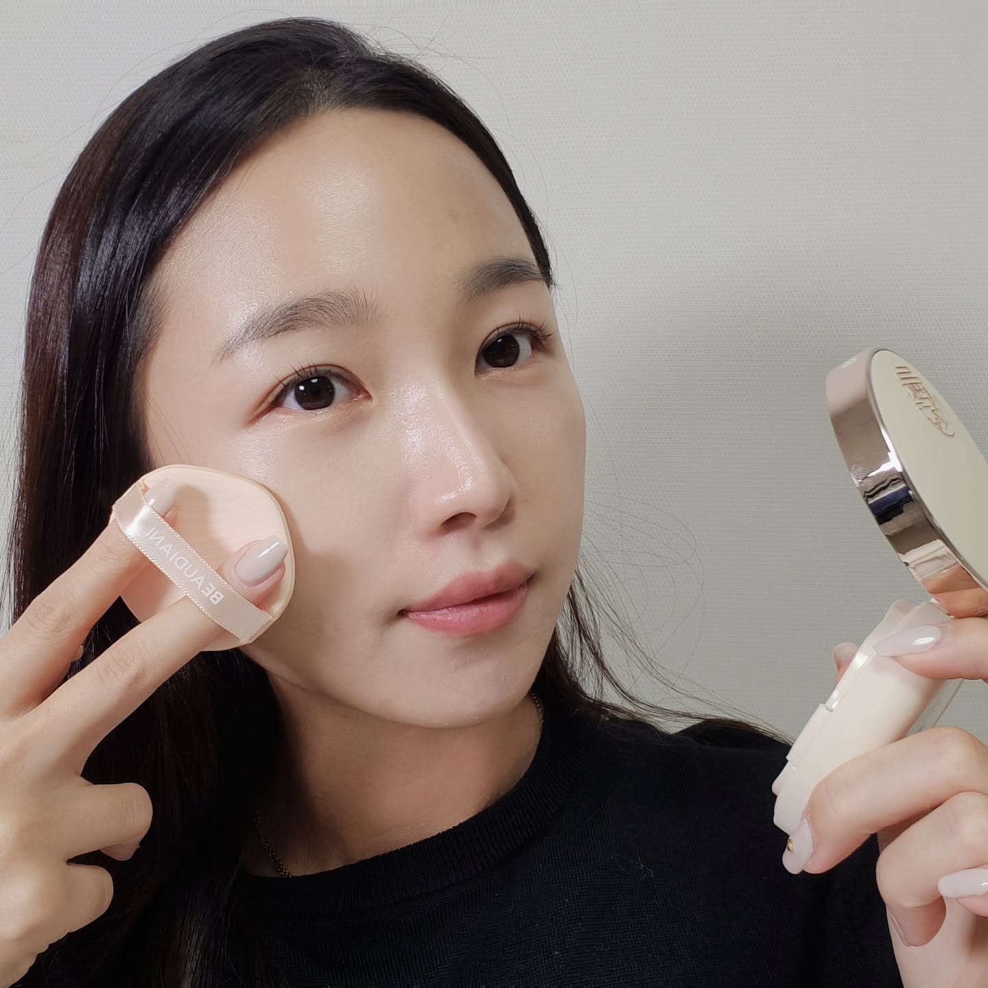 #광고 #협찬

승무원팩트로 유명한 뷰디아니 메쉬 타이트 업 쿠션, 써보셨나요? 

beaudiani

✔️일반 쿠션과 달리 메쉬 타입으로
더욱 높은 커버력과 지속력을 자랑해요! 밀착력도 좋아 하루종일 무너짐 없이 화사한 피부를 유지할 수 있답니다. 재구매율이 높아 품절 대란이라는 사실!

✨️ 함께 사용하면 더욱 시너지가 좋은 다크서클 커버 아이크림은 칼슘 성분이 함유되어 다크서클 커버는 물론 탄력까지 잡아주는 신상 아이템이에요. 

👀 눈가뿐만 아니라 볼륨이 고민인 팔자주름에도 사용하면 톤업과 함께 탄력 케어까지!

#뷰디아니 #메쉬타이트업쿠션 #승무원