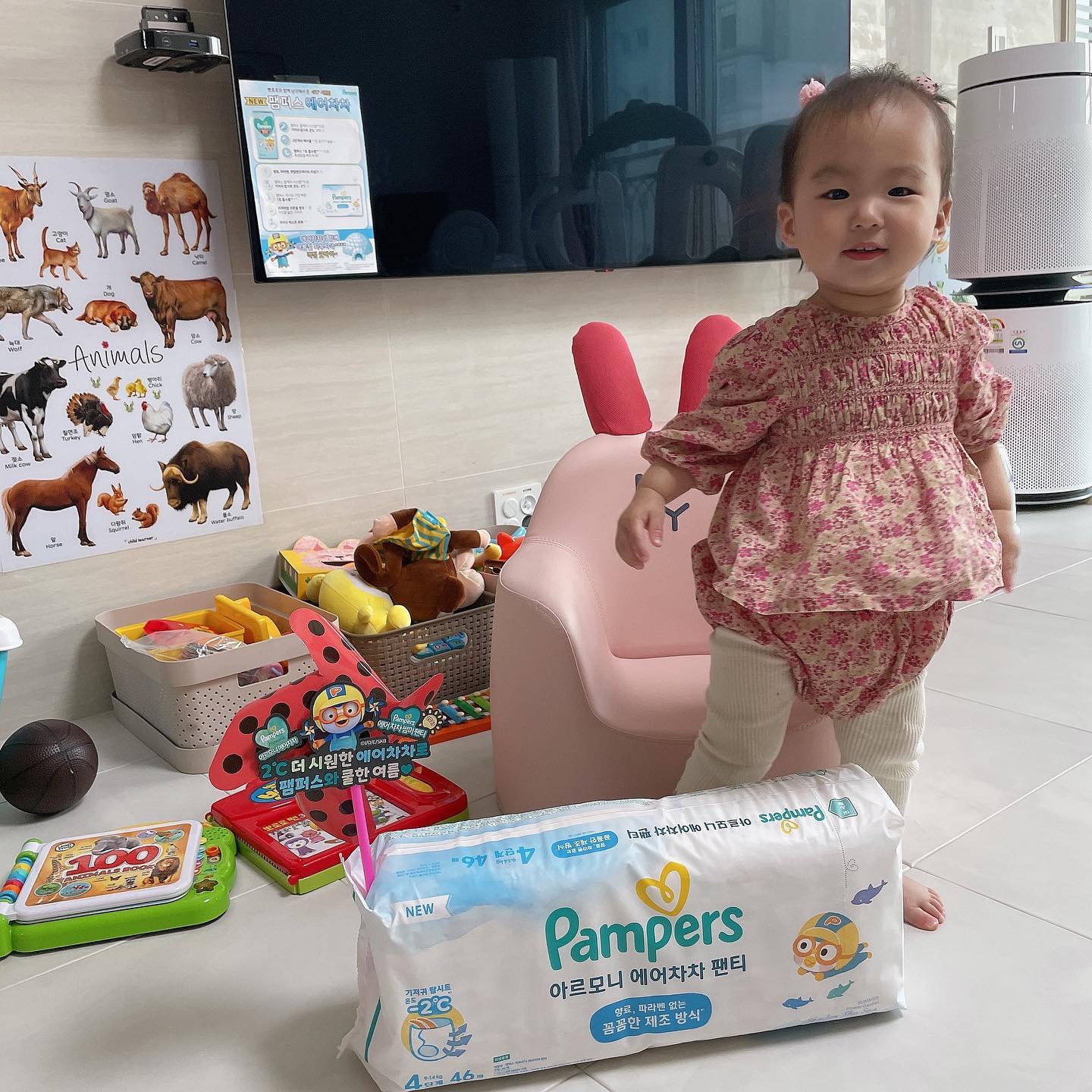 #팸퍼스광고 #팸퍼스에서온선물

.
.
.

팸퍼스에서 리원이에게 보내주신 기저귀 선물🫶🏻
[NEW 팸퍼스 아르모니 에어차차]

이제 날씨가 점점 더워지고 있죠?
저는 날씨가 더워지면 열많은 리원이 땀띠부터 걱정이 돼요...!!!
1~2도 차이에도 땀띠가 올라오는 아기라 지난달부터 슬슬 온도조절 해주고 있어요🫠

NEW 팸퍼스 아르모니 에어차차는 팸퍼스 쿨케어 시스템™ 으로 기저귀 탑시트 온도가 무려  2도나 낮다고 해요!
또 팸퍼스 1초 흡수층™ 덕분에 소변이 빠르게 흡수되어 축축함 걱정없이 쓸 수 있어요:)
*평균 아기 소변량을 2회 테스트한 결과
*자사내부실험 및 제 3자 실험결과 기준

리원이처럼 열 많고 활동량 많은 아가들이 시원하고 뽀송하게 활동하기 딱 좋겠죠👍🏻

마지막으로 성분이 아주 중요한데
향료, 파라벤, 벤질벤조에이트 무첨가 + 저자극 테스트 완료로 성분 및 자극 걱정 줄여주는 기저귀더라고요!!
정말 안심하고 쓸 수 있는 기저귀네요❤️

⭐️팸퍼스는 온라인으로 구매 가능해요
⭐️팸퍼스X맘똑티비 영상 참고 https://youtu.be/LdDDe1cwJYc

🏷 thank you pamperskr

.
.
.

#팸퍼스 #팸퍼스체험단 #팸퍼스에어차차 #NEW아르모니에어차차 #아르모니에어차차 #프리미엄여름기저귀 #프리미엄기저귀 #팸퍼스기저귀 #팸퍼스여름기저귀 #여름엔에어차차 #남극에서온에어차차 #에어차차2도차차 #2도쿨링에어차차 #육아는장비빨 #육아템 #팸퍼스신제품 #팬티기저귀 #팬티기저귀추천 #여름기저귀 #기저귀 #기저귀추천 #기저귀샘플