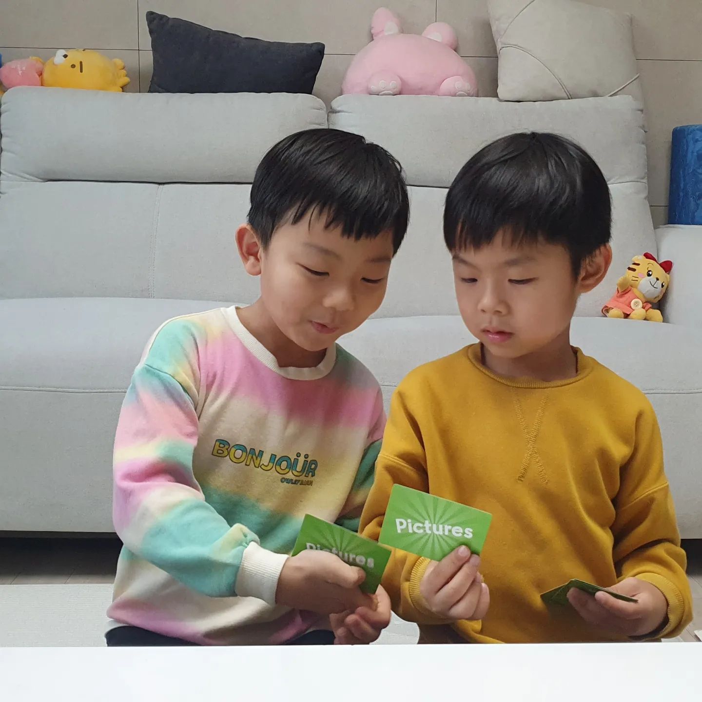 #노리해영스터디14일차 #공간27찐팬

아이들은 재미있다고 빨리 하자고 하는 보드게임 픽위츠..
제시하는 영어카드가 자꾸 비슷한거라는 느낌이 드니..
아이들보다 먼저 영어공부를 해둬야하나 생각이 들어요 ㅋㅋ
이게 무슨 뜻이냐고 물어보는데 설명이 어려워 검색해서 읽어주는데.. 이해시키기 쉽지 않음 ㅎㅎ
아.. 영어 잘하는 사람 부럽~ 
아이들아! 너희는 영어공부 열심히 해서 영어가 어렵지 않은 사람이 되길 😅😂

#공간27 #픽위츠실리앤스윗 #영어보드게임 #영어카드 #영어교구 #영어단어게임 #초등영어 cindyda7 gonggan27_toy