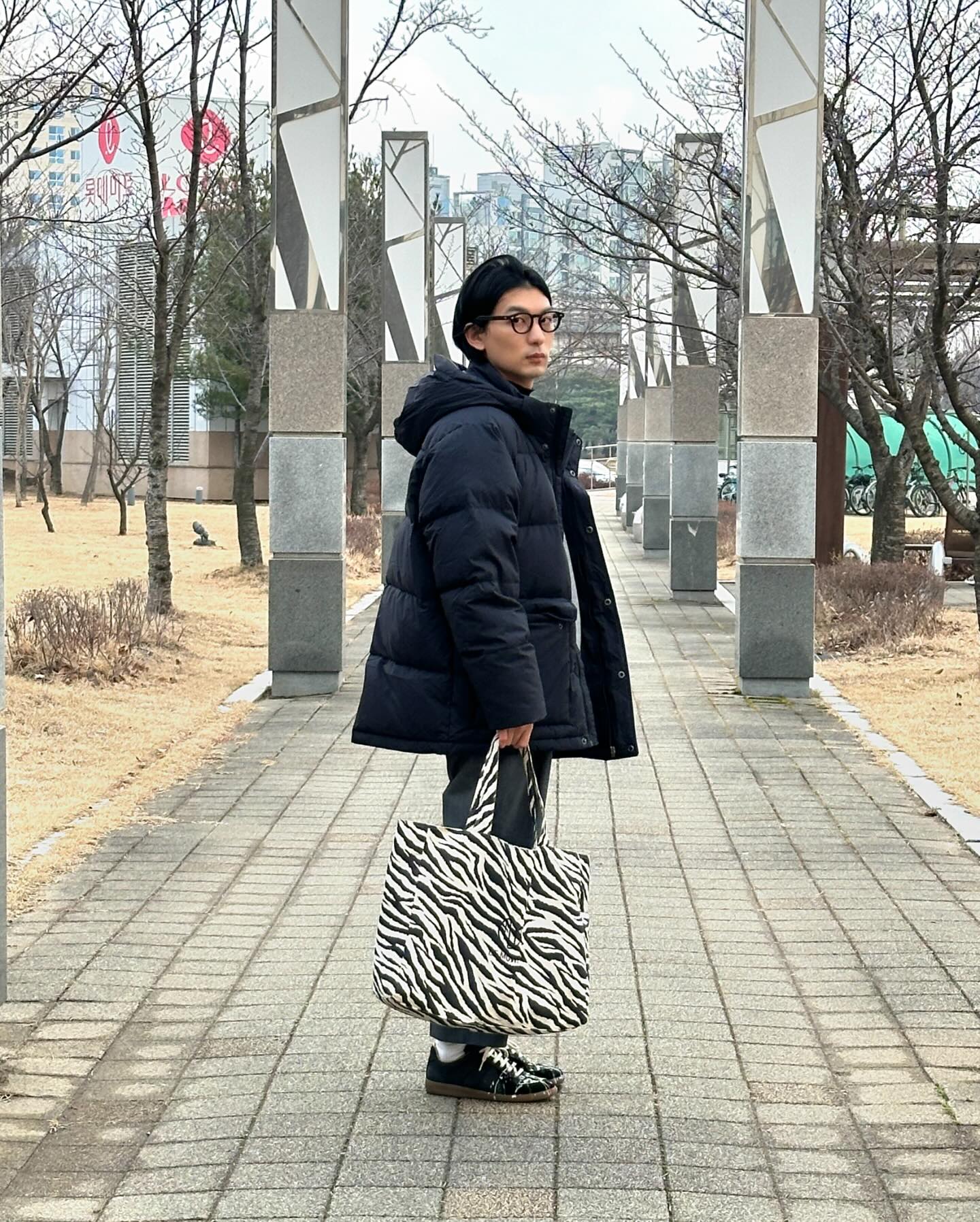 #광고 brooksbrothers.korea

브룩스 브라더스의 푸퍼 다운 자켓을 소개합니다.

개인적으로 코트보단 패딩을 좋아해서
겨울부터 봄까지 함께 하곤 하는데요,

저는 가장 기본적인이면서 미니멀한 코디인 슬랙스에 니트를 입고, 언제나처럼 뿔테 안경으로 클래식한 느낌을 더하였습니다. 미니멀하고 베이직한 코디의 연출은 무난하지만 늘 깔끔한 이미지를 선사합니다.

특히, 이번 푸퍼 자켓은 모자가 달려있어 더욱 캐주얼한 느낌으로 클래식룩이나 오피스룩에 활용하기 좋습니다. 

브룩스 브라더스 패딩의 장점은 무엇보다 입고 벗기 편하면서 따뜻하고 가볍다는 점입니다.

영하권으로 떨어지고 있는 겨울, 브룩스 브라더스 푸퍼 다운 자켓으로 멋진 겨울코디해 보시길 추천드립니다!
-
#brooksbrothers #브룩스브라더스 #아우터 #남자아우터 #다운자켓 #아메리칸스타일 #데일리룩 #겨울코디 #남자코디 #프레피룩 #아이비룩 #패딩추천 #ootd