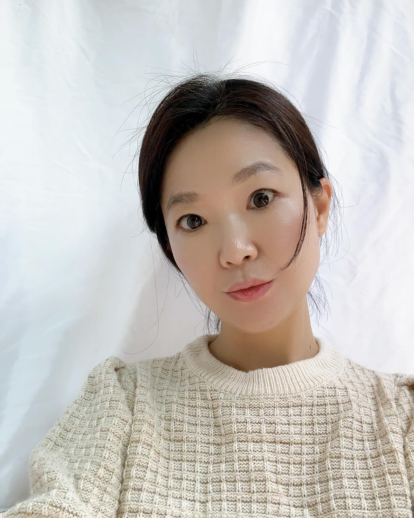 #렌블링서포터즈1기

“렌블링 공식몰 오픈이 얼마 남지 않았어요!”
5월초부터 공식몰 오픈하면 픽업 매장에서 받아 볼수 있다고 해요!

원하는 안경원에 요청하면 협의하에 픽업 할수 있기 해주신다고 하네오!

단미맘이 첫번째 제공 받은 렌즈는 올로뷰 라인쪽이에요!

🌱올로뷰 피넛 초코
🌱올로뷰 피넛 브라운
🌱올로뷰 워터 올리브
🌱올로뷰 워터 그레이 

G.DIA:13.0mm  DIA : 14.0mm

단미맘 착용한 렌즈는 올로뷰 워터 그레이를 착샷 했어오!
렌즈색상만 봐도 세련하면서모던한 스타일인데 사진이 다 담아내지 못하여 아쉬워요!

렌블링 렌즈 착용한후 불편감없고 데일리하게 돌아가면서 쓸수 잇으니 내눈만 봐도 이쁠거 같아요^^

다음주에는 또 어떤 렌즈를 오는지 너무 궁금!!!🥰

📍국내최초 축고정 렌즈 출시를 앞두고 있으니 많은 관심 부탁드려요

구매링크 ↘️
lenbling_official 

#렌블링#축고정#렌즈추천#컬러렌즈#내눈엔젤예쁨#뷰티그램#다둥이맘#전주맘