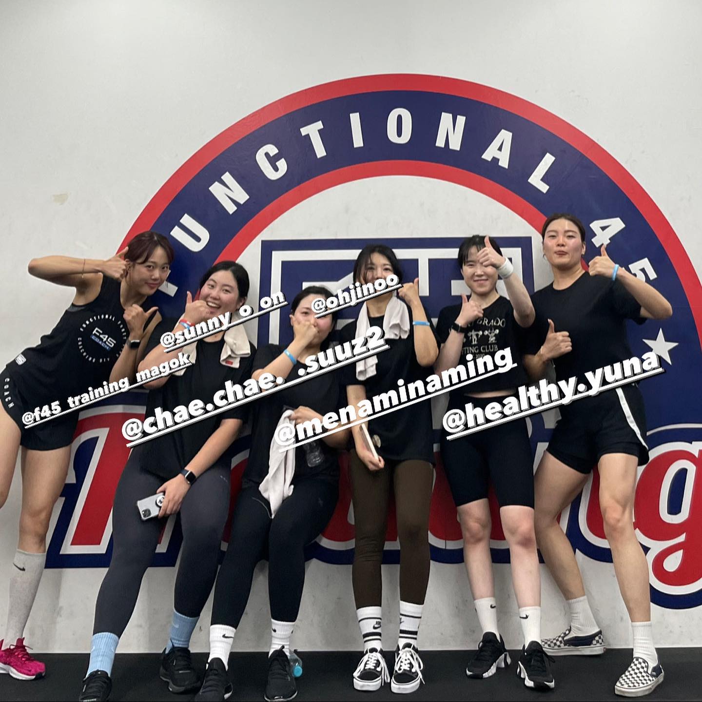 #프사오 메이트들❤️‍🔥
일주일 트라이얼 절반 달렸다. 

웨이트 외길 4년차... 혼자서는 이제 너무 지루한거같기두ㅠ0ㅠ
단체운동의 매력을 알아버린듯하다!!
숨이 턱끝까지 차올라도 옆에서 파이팅해주면 어떻게든 해낸다.
너무너무 힘든데 그만큼 너무 보람차다.
몸이 아푼데 자꾸 찾게되는... 마약같은 운동인듯한데..
칭구들고ㅏ 함께해서 너무나고 즐거운데
친구들 없이 프사오자체만으로도 재밋을지 몰겠다.

남은 트라이얼 시간동안  조금 더 고민을 해보기루!!!
주말은 휴식데이!! 해피 빨간날 ෆ