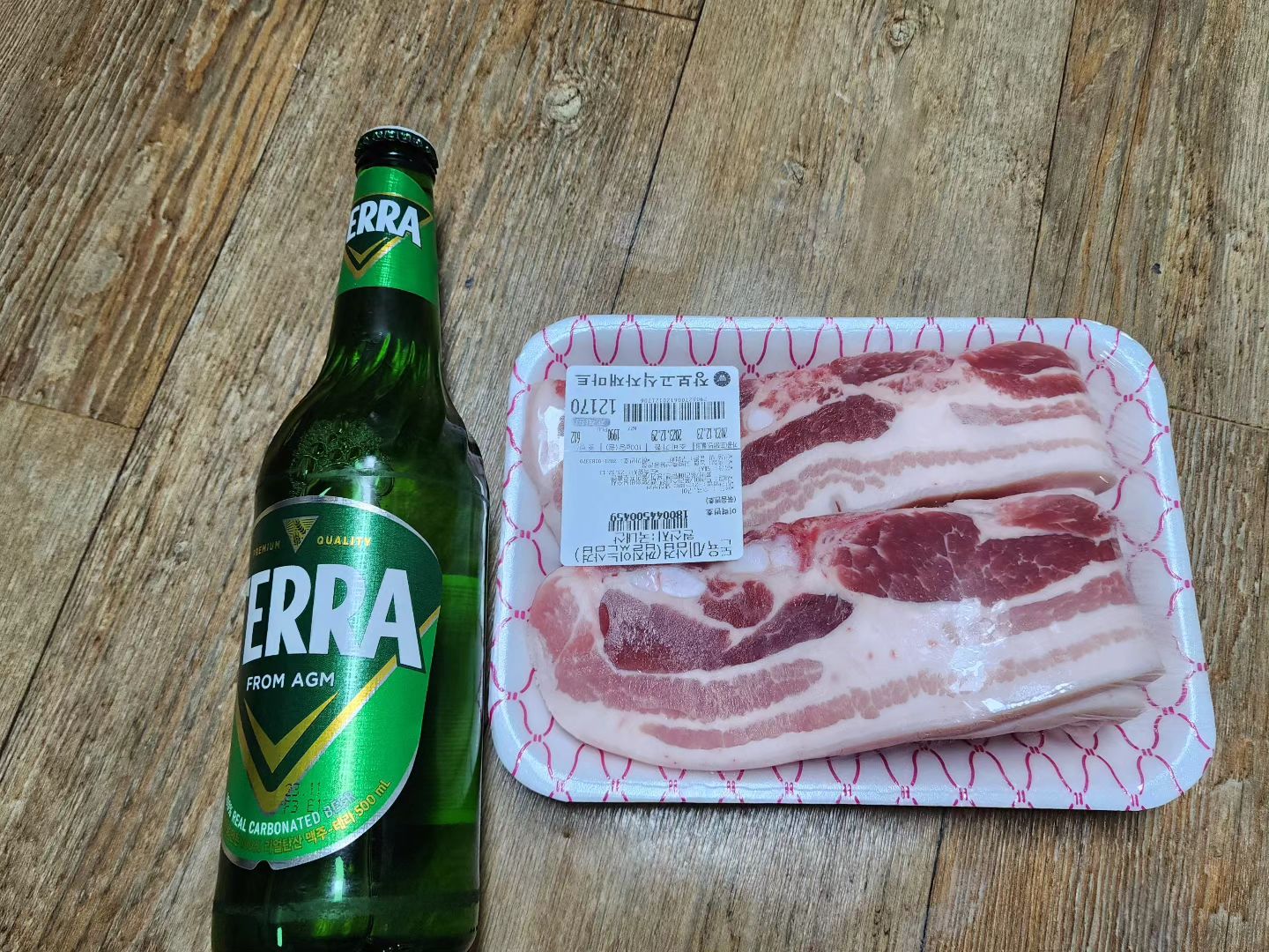 그런날 있잖아요..

육퇴 휴 유난히 힘든날
그래서 맥주가 너무 땡기더라구요

마침 남편이가 회사에 잠깐 다녀온다길래

맥주한캔이랑 간단히 먹을 안주만하나 사다달라고햇져

그래서 저는 청소도 좀하고 남편오면 먹고 자면 되겟다했는데..

집에 와서 당당하게 병맥이랑 생삼겹살....🤣🤣🤣

다 굽고 나니 밤 12시 실화냐며....

다른아빠들도 다 이런가요????

# 마른안주 하나면 됐는데
# 본인도 먹겟다며
# 12시에 고기먹기 이게 맞는거니???

#대구 #야식 #맥주 #육퇴 #육퇴후 #육아맘 #남매맘 #아들맘 #딸맘 #대구맘 #육아소통 #육아찐소통 #찐소통 #소통해요