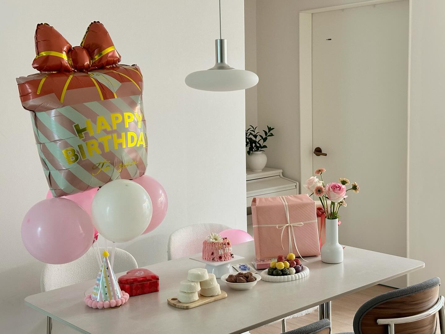 🍰

소중한 너의 생일날의 기록 10장 꽉 채워 올리기 

비록 작년 생일상과 비교하며 
벽도 허전하고 풍선도 화려하지 않다면서 시큰둥한 너의 반응에 
엄마는 사아아아알짝 마아아아니 보람 없었지만 :) 

그래도 최악이라 평가하지않고
“쭈꾸미만 맛있었지 뭐 ~ ” “선물이 기대됐지 뭐~” 
라는 애늙인이 말투에 아주 참으로 ㄱ...ㅏㅁ...사합니다.... ? 😇 

#즈끄으르믄극믈드읍드 
#다시한번생일축하해 #흥칫뿡 #🙁❤️ 

식탁 마블베이지 색상으로 뒤집어봤어요.
화이트 상판은 살짝 오돌토돌한? 내추럴한 질감이었는데
마블베이지 상판은 매끈매끈한 질감이라 또 색다르더라구요.
상판색상도 부드럽고 고급지면서도 따뜻한 느낌이라 
화이트 상판일때와는 다른 매력이 느껴져요 ✨

테이블이 예뻐서 생일상도 더욱 돋보이는 느낌이었답니다🤍
식탁맛집은 썸앤데코 💁‍♀️ ssome_n_deco