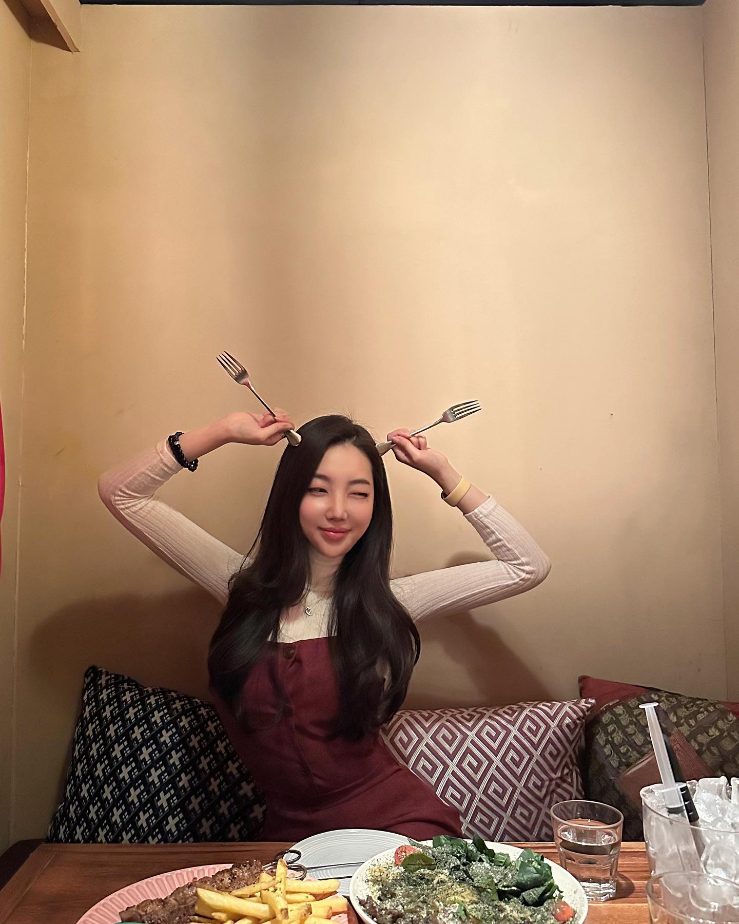 #아실라

맛있는거 먹을때가 제일 조아!💗

모로코 풍의 인테리어에 맛있는 모로코 음식을 먹을 수 있는 강남역 와인바 아실라

강남에 이렇게 이국적인 곳이 있었을 줄이야🙊

사장님의 추천 메뉴로
차돌박이 오일파스타
양고기 브로쉐트
피치트리 하이볼 바틀 주문했는데,

차돌박이 오일 파스타 위에 깻잎 파우더가 올라가 있는데 생각보다 너무 맛있다ㅠㅠㅠㅠ 마지막까지 남기지 않고 다 먹음!ㅎㅎ
양고기는 심지어 할랄인증 받은 양고기!
너무 부드럽고 잡내 없이 깔끔함
같이 주문한 하이볼 한잔씩 하니까 진짜 순-삭
하이볼 얘기를 안할 수 없는데
와…. 피치트리 하이볼 진짜 짱맛ㅠㅠㅠㅠㅠ
복숭아 음료를 마시는 것 같은 기분좋은 맛🍑
하이볼 바틀 옆에 같이 주신 주사기는
(더 진하게 마시고 싶을때 넣으라고 주신 주사기)
너무 맛있었다 징짜!!🫶🏻