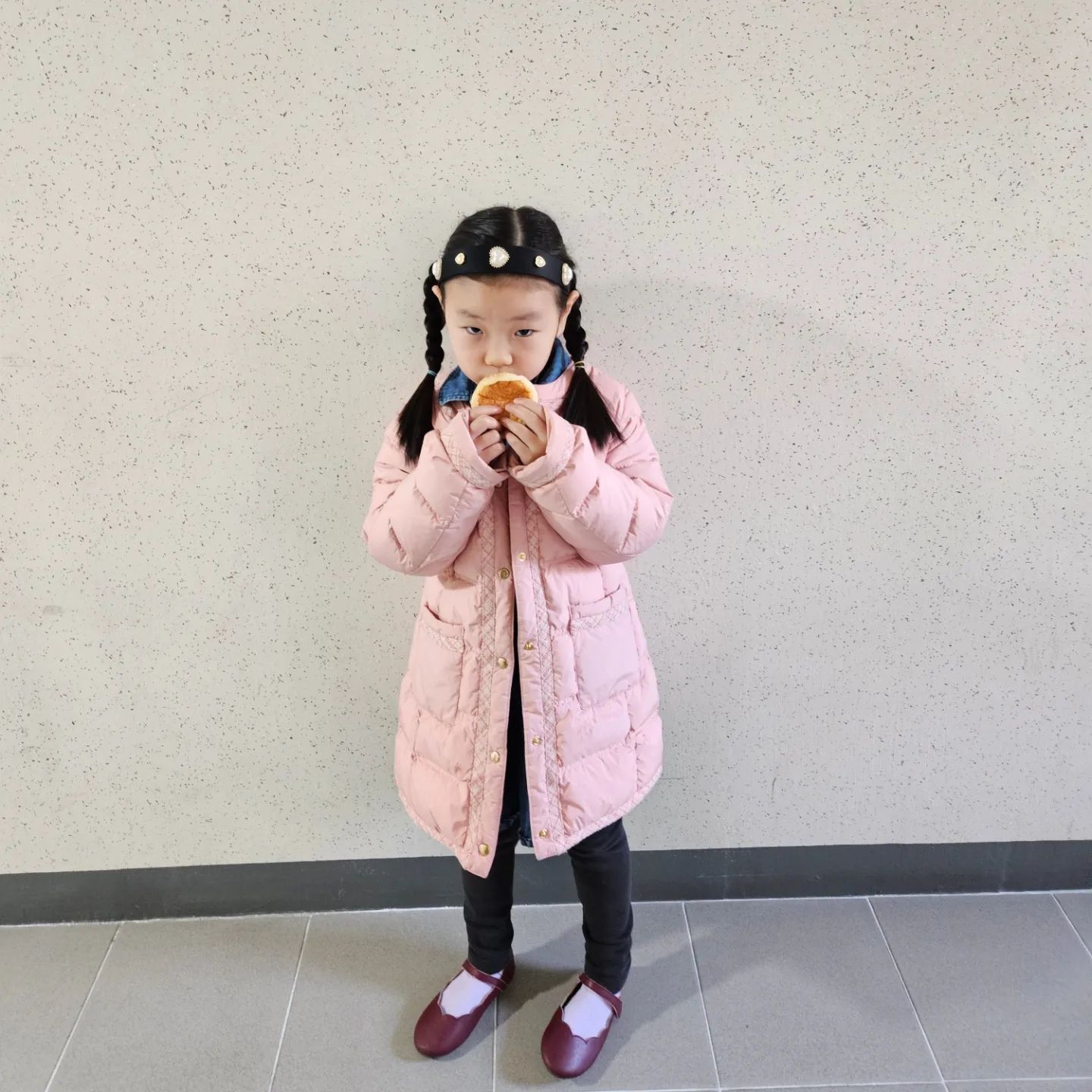 #등원그램

아침에 할머니집에서 갈아입을 드레스 챙기는 로희에게
로희야~~~~ 라고 했더니
나보다 더 크게 😡왜~~~~라고 하는 성깔있는 애

어제 빵봉지쳐서 떨어졌는데
나보고 주으라길래 니가 줍고 사과하라고 했더니
영혼없이 사과해놓고 도서관 가는 내내 내가 영 반응이 없으니
다시 미안하다고 하는 애

등원차가 왠일로 일찍 도착해서 전력질주하다가
걸려서 넘어졌는데 타이밍 놓쳐서 못울고 등원한
일곱살 로희🩷

#너의일곱살 #고작일주일도안지났는데피곤
#둘다저녁잠잠ㅋㅋㅋ #로로희그램